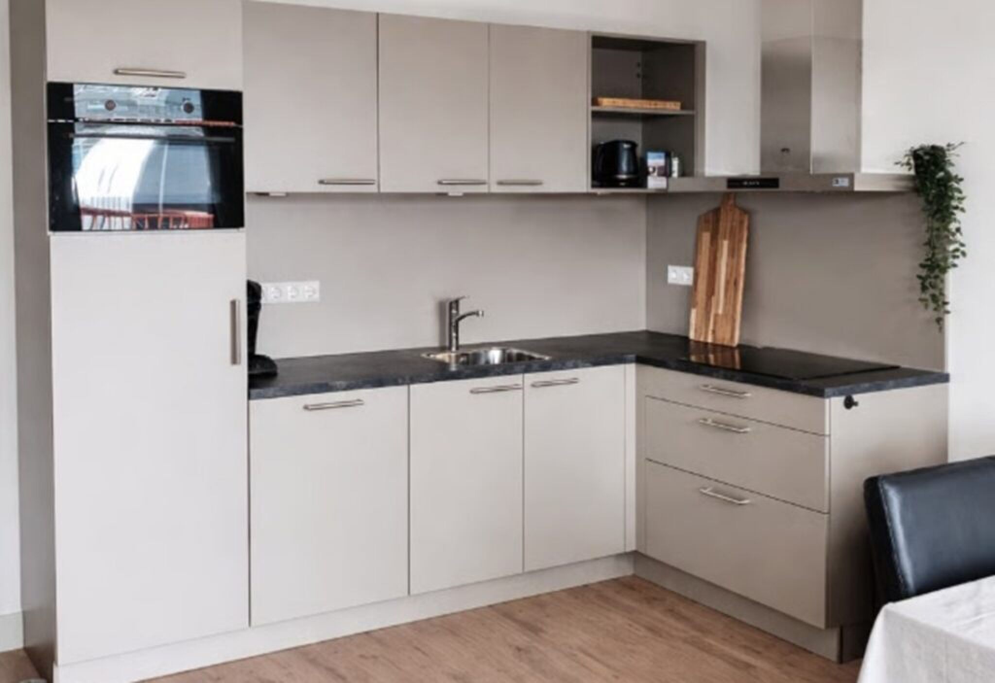 De krappe hoekkeuken van de woning.