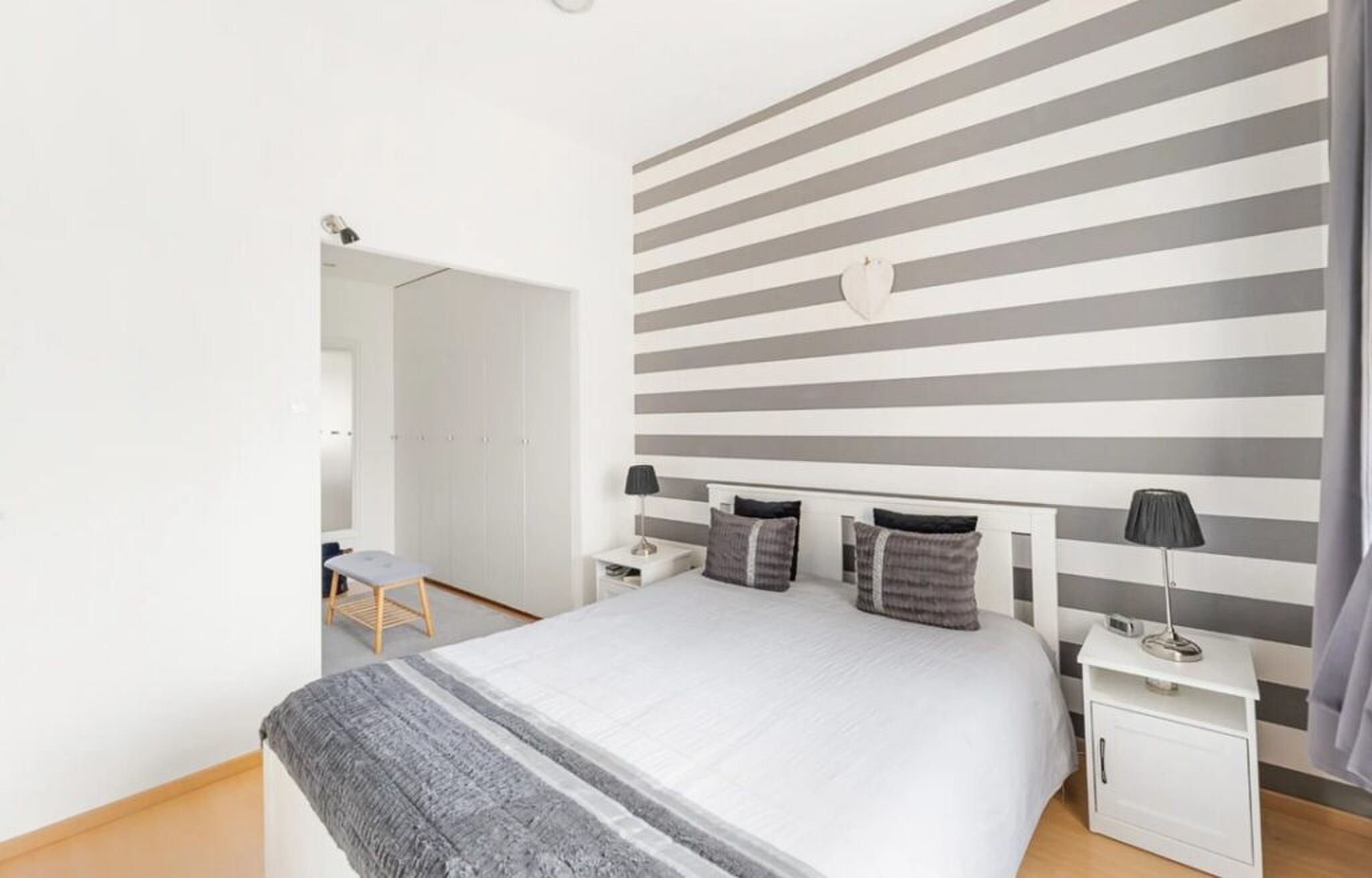 De slaapkamer met inloopkast.