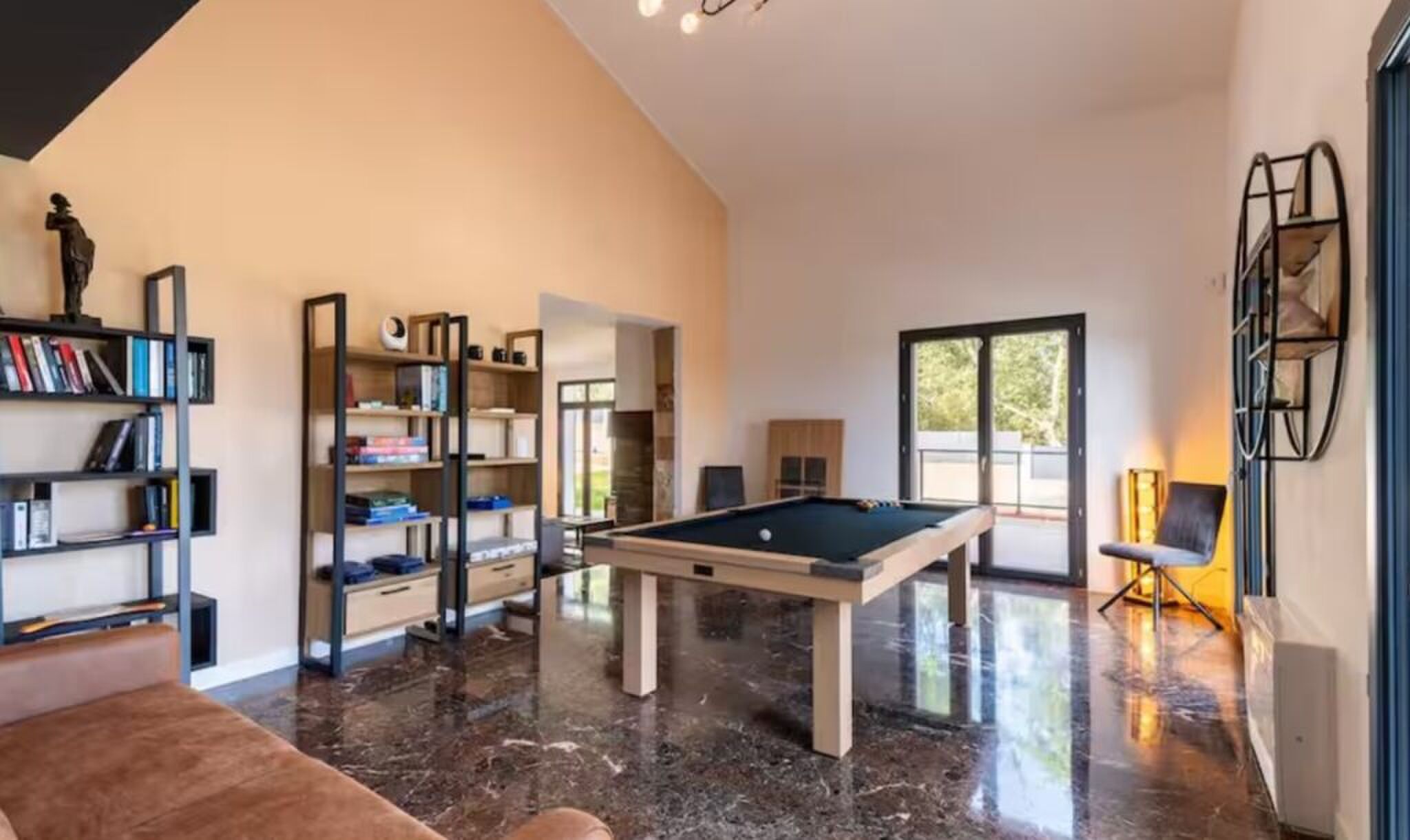 De entertainmentruimte met pooltafel.