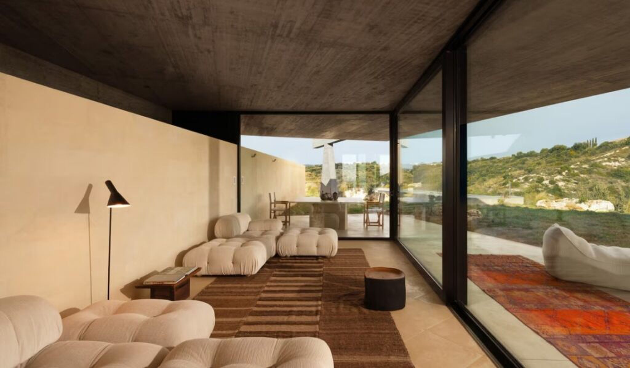 De living met op maat gemaakte banken.