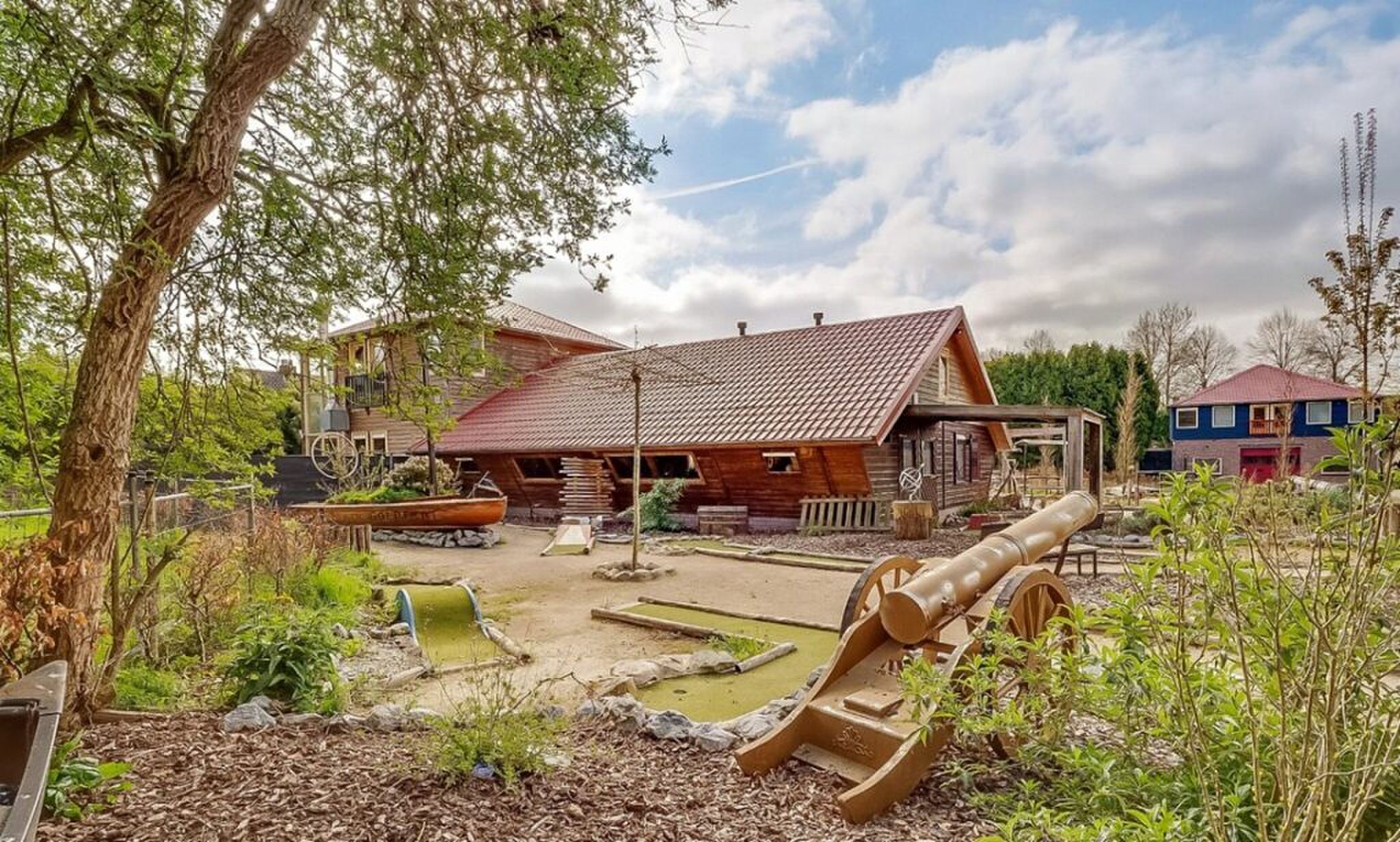 De mini-golfbaan op het riante perceel.