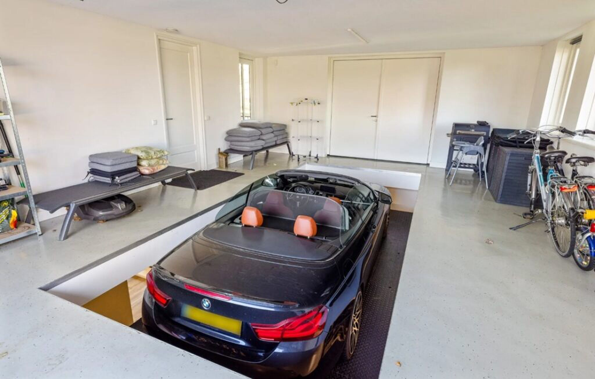 De autolift in de luxe villa.