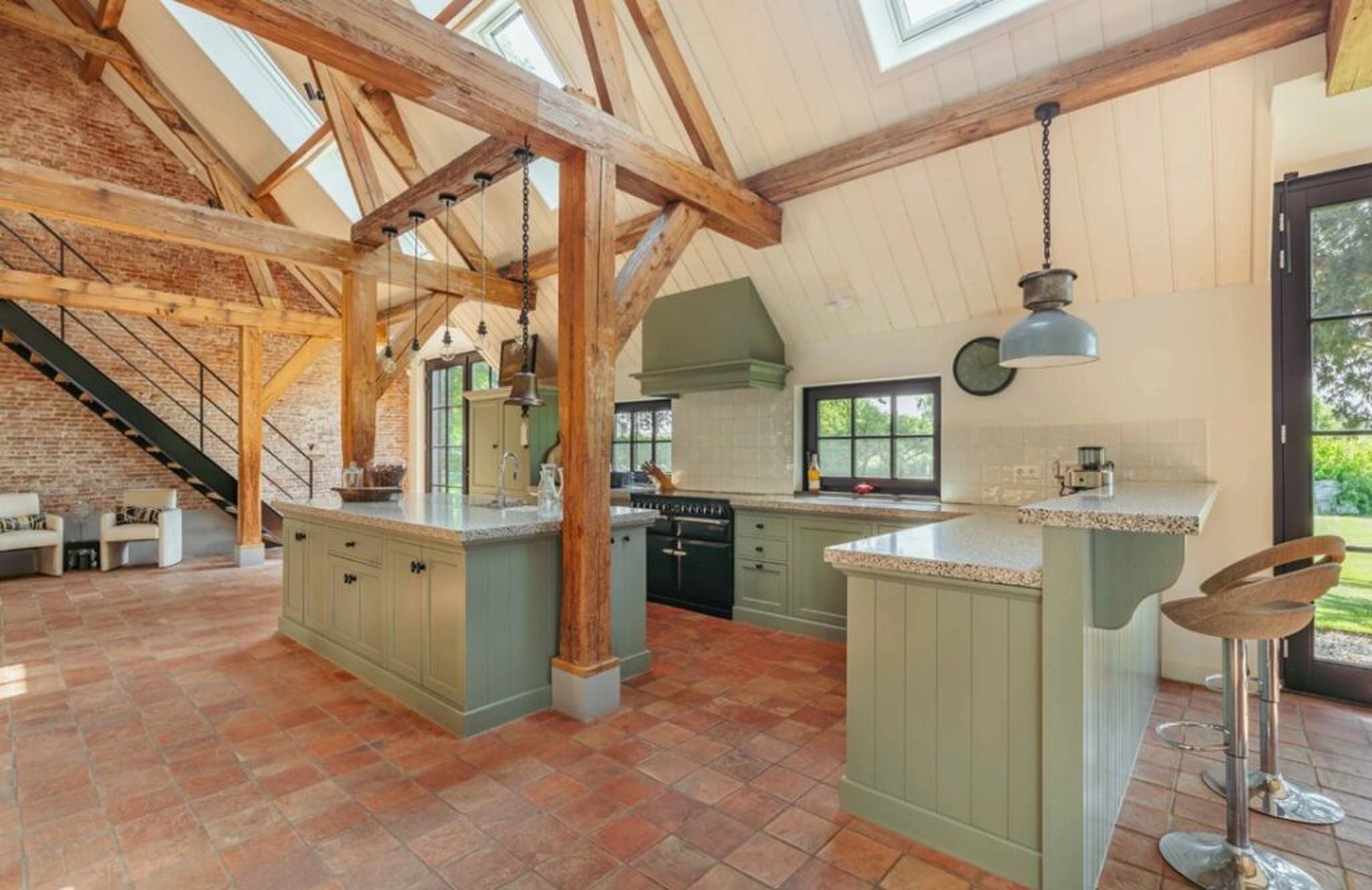 De keuken met kookeiland.