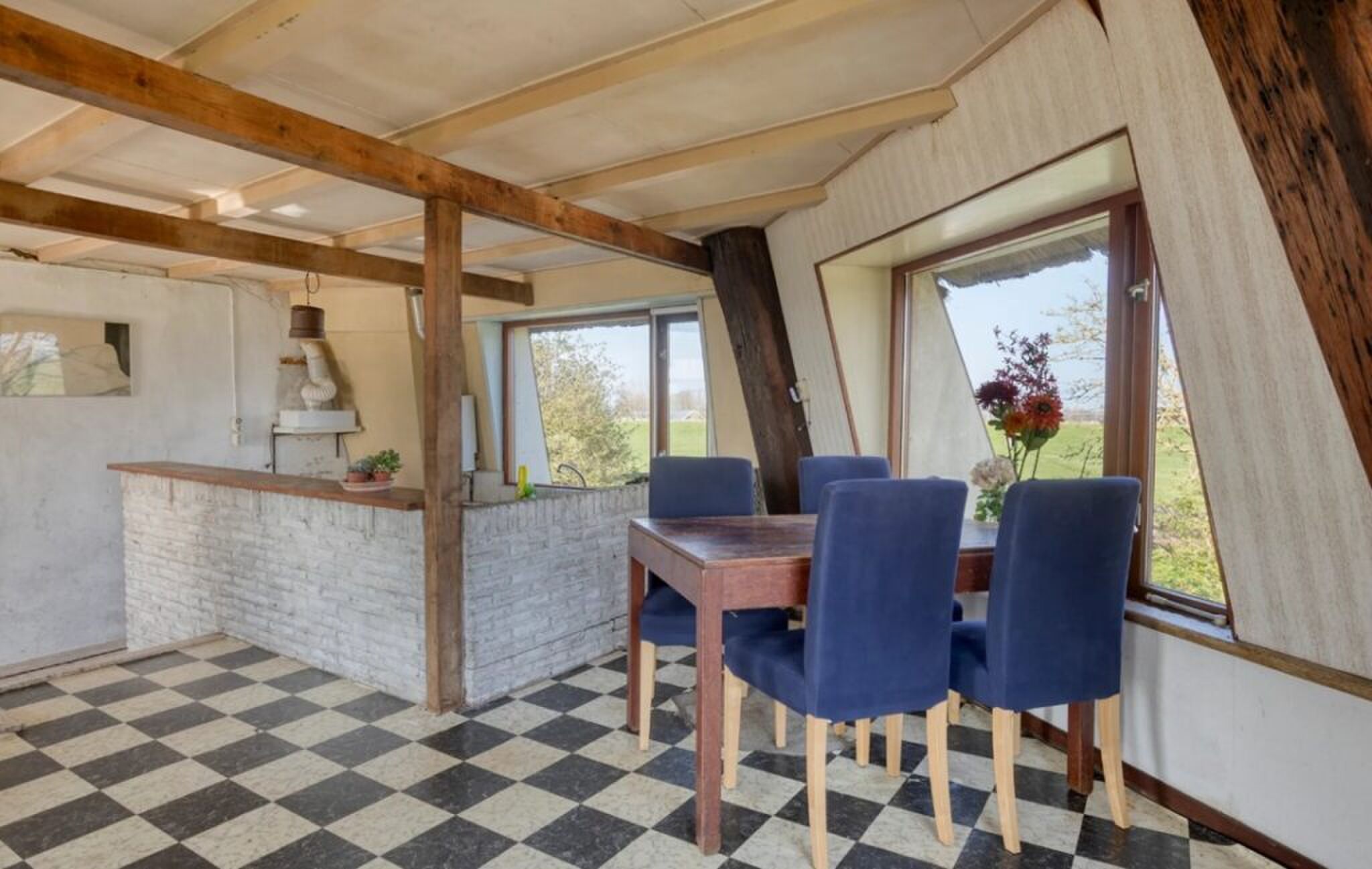 De eetkamer van het huis in Zoetermeer.