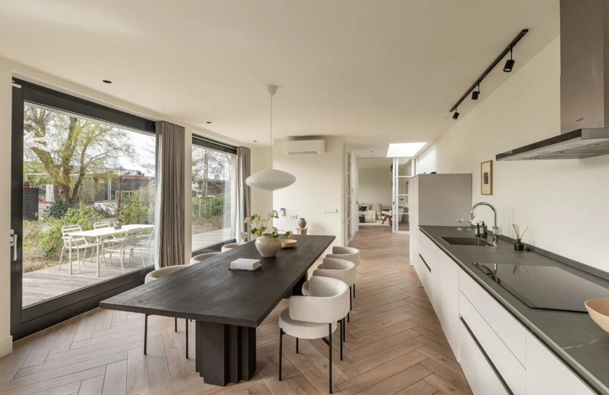 De woonkeuken met eetruimte.