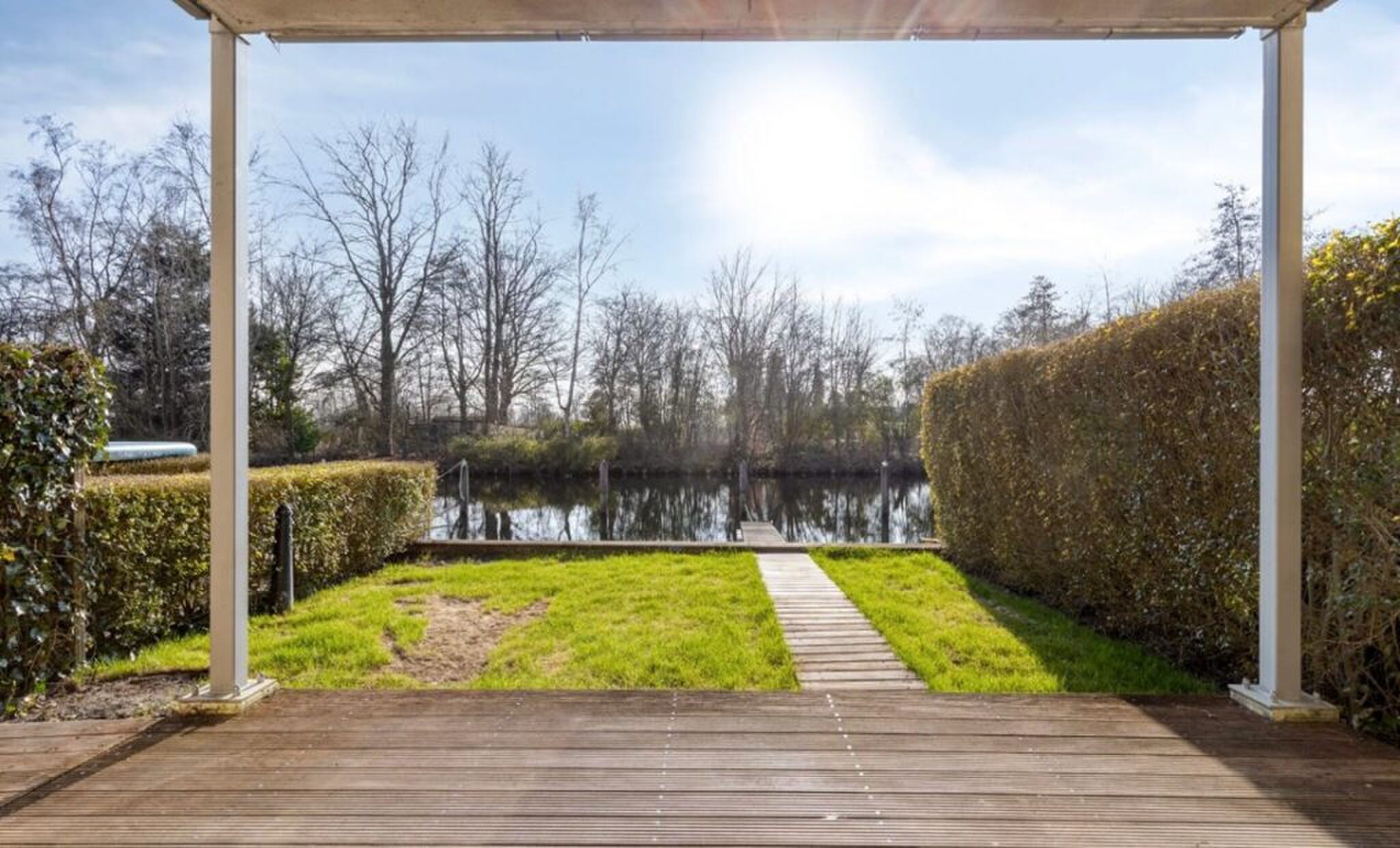 De tuin van het appartement van Rachel Hazes.