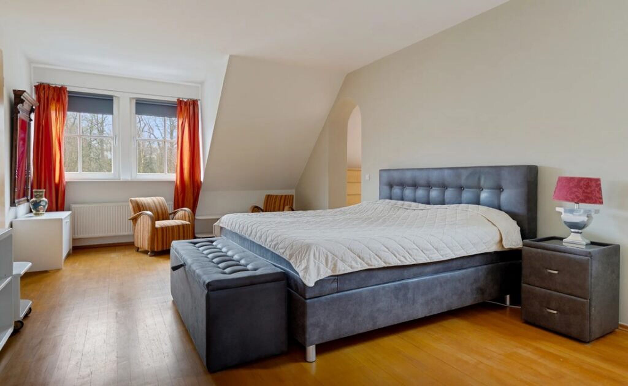 De slaapkamer van de villa in Glimmen.