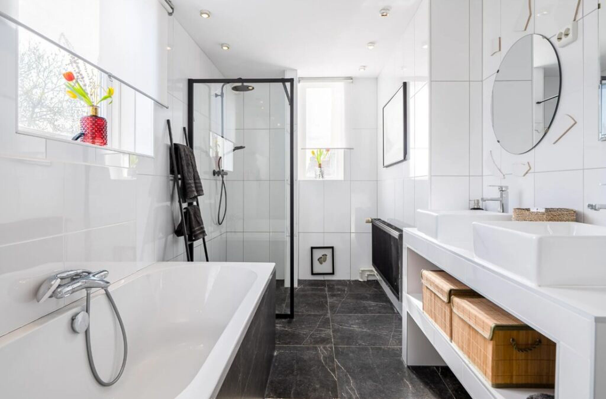 De badkamer met ligbad en douche.