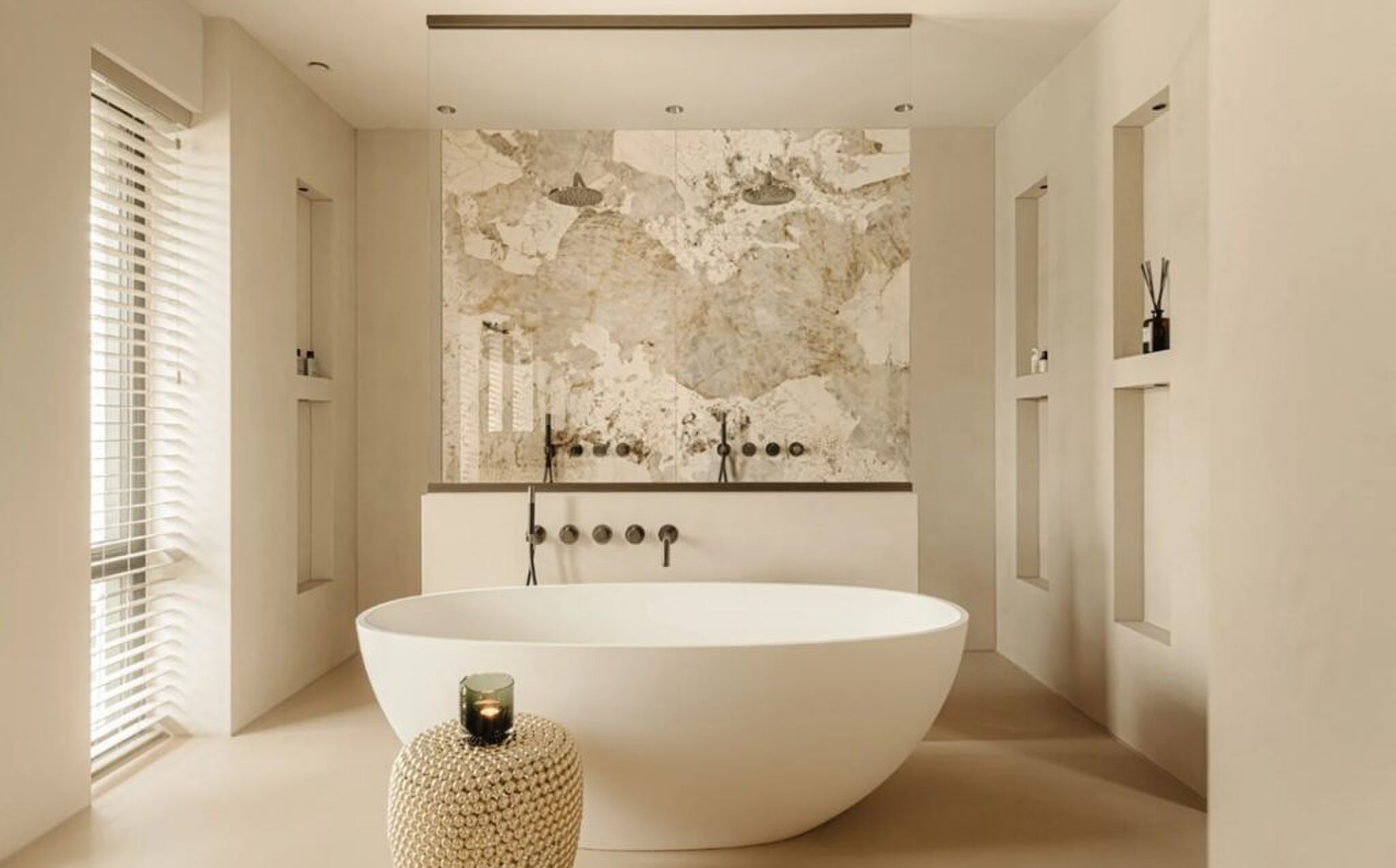 De badkamer met ligbad.