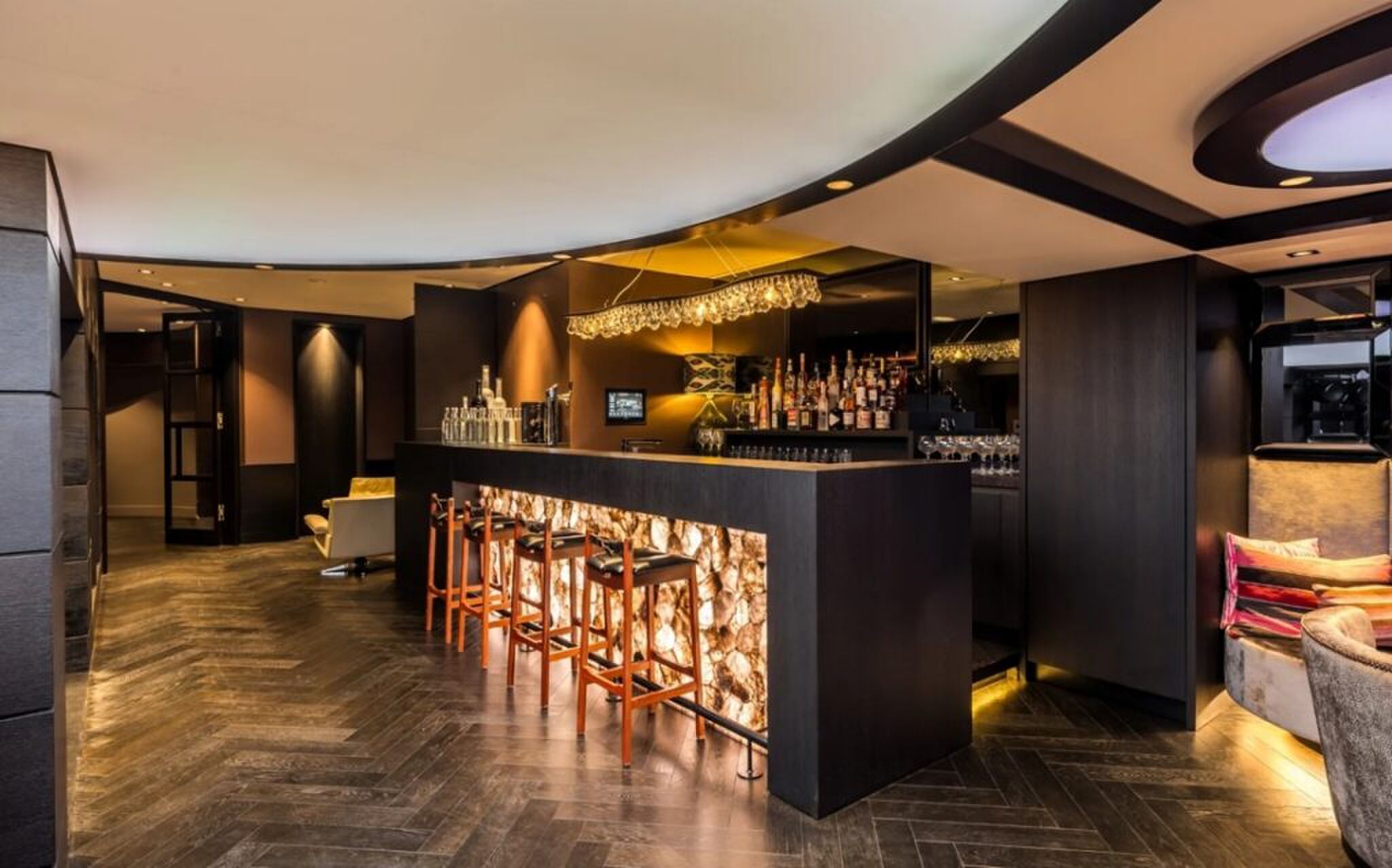 De bar met speciale lichtvoorziening.