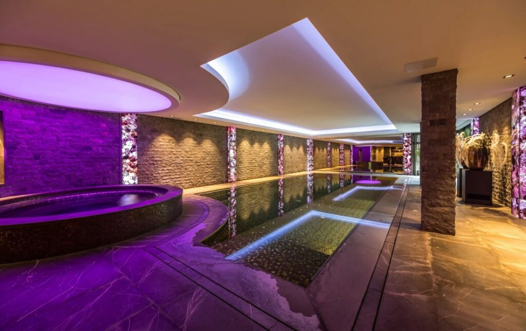 Het enorme binnenzwembad van de villa.