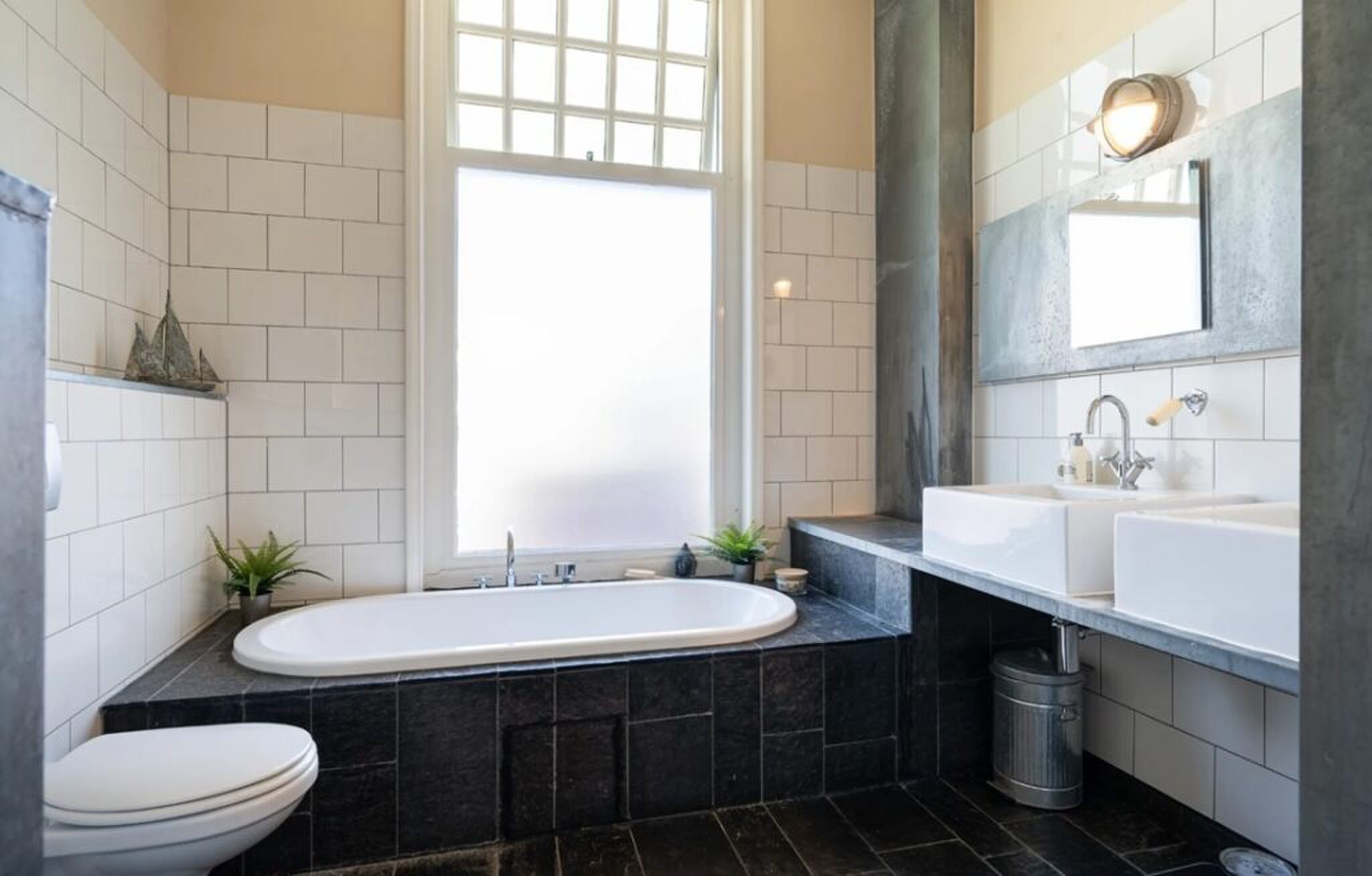 De badkamer met ligbad.