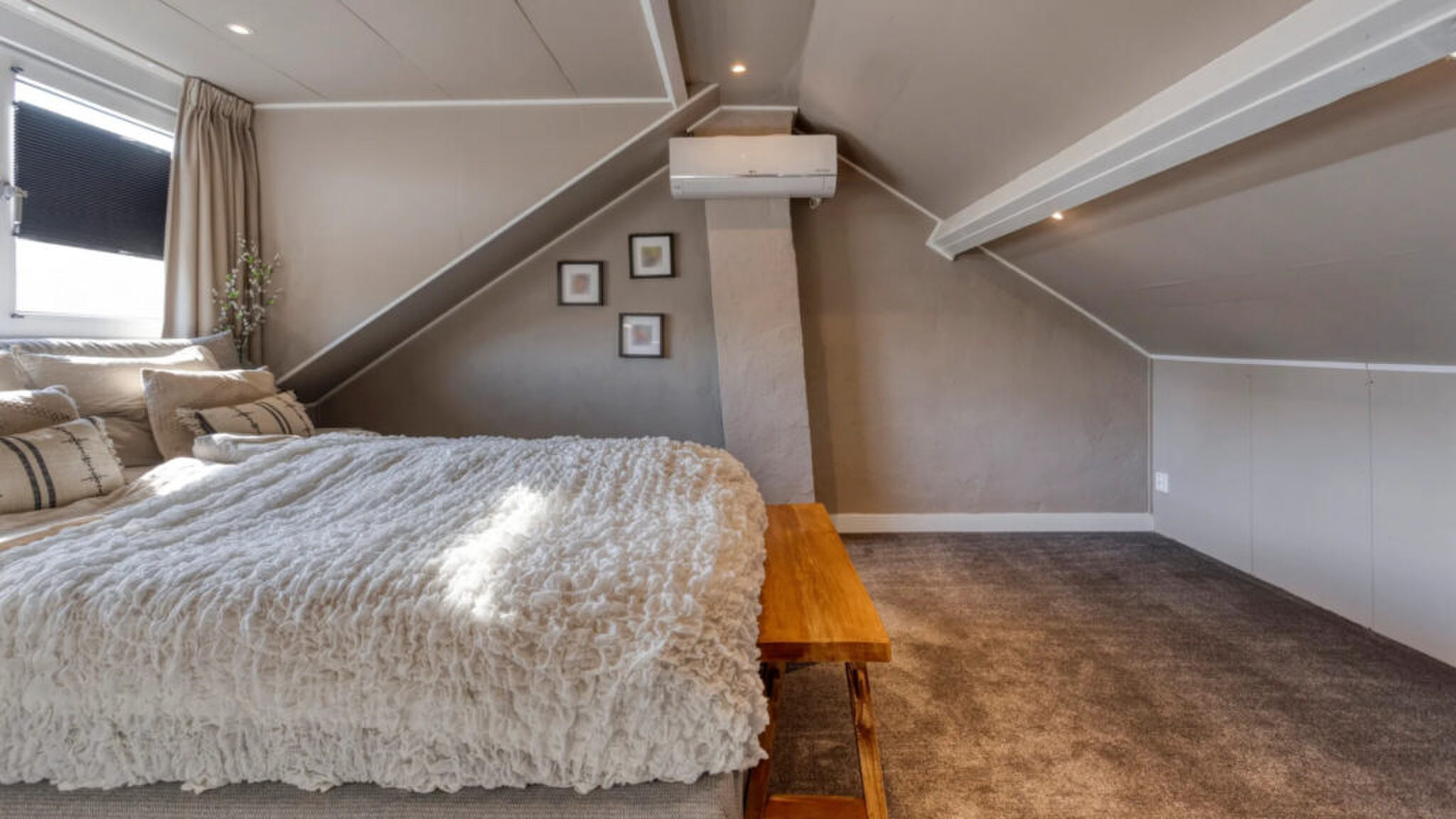 De masterbedroom met kingsize bed.