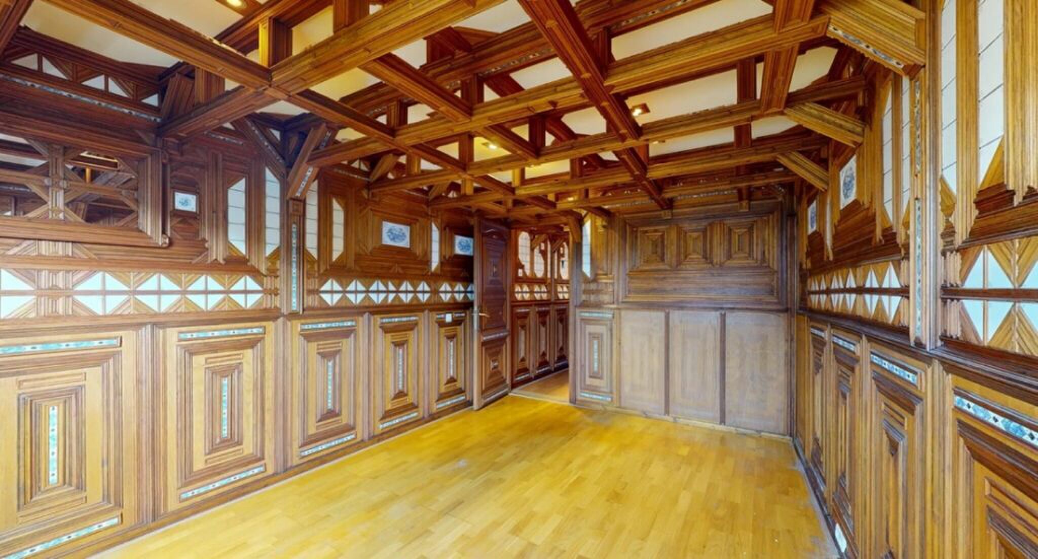 Een van de houten kamers in het huis.