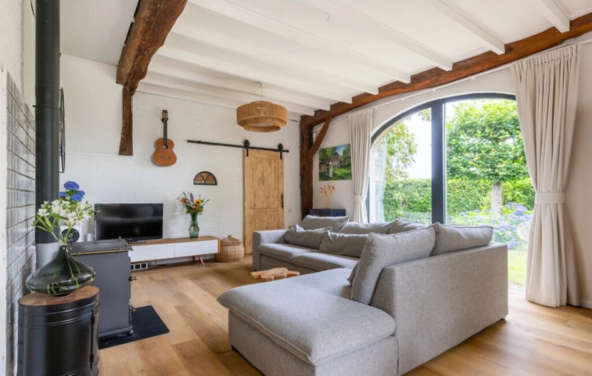 De living met uitzicht op de tuin.