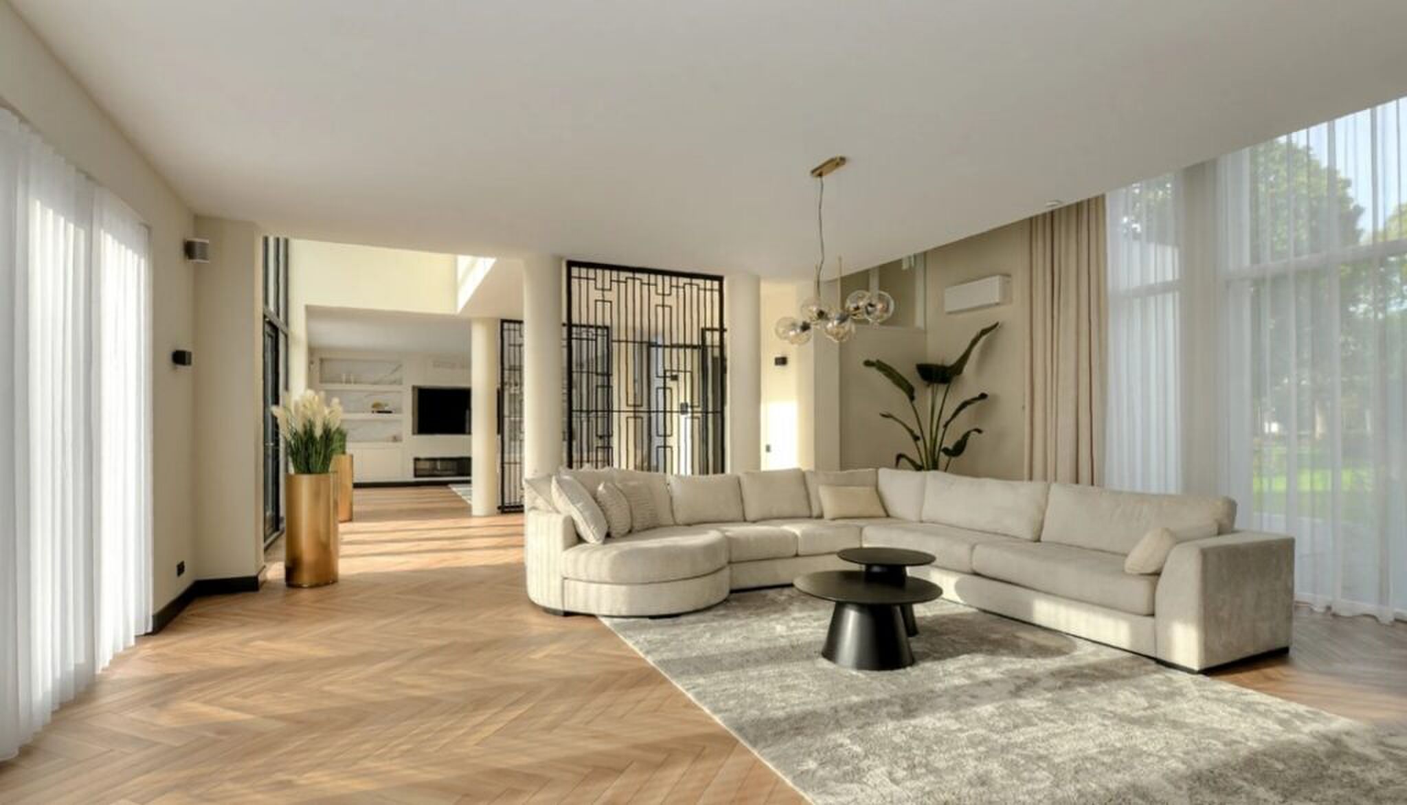 De living met een comfortabele bank.