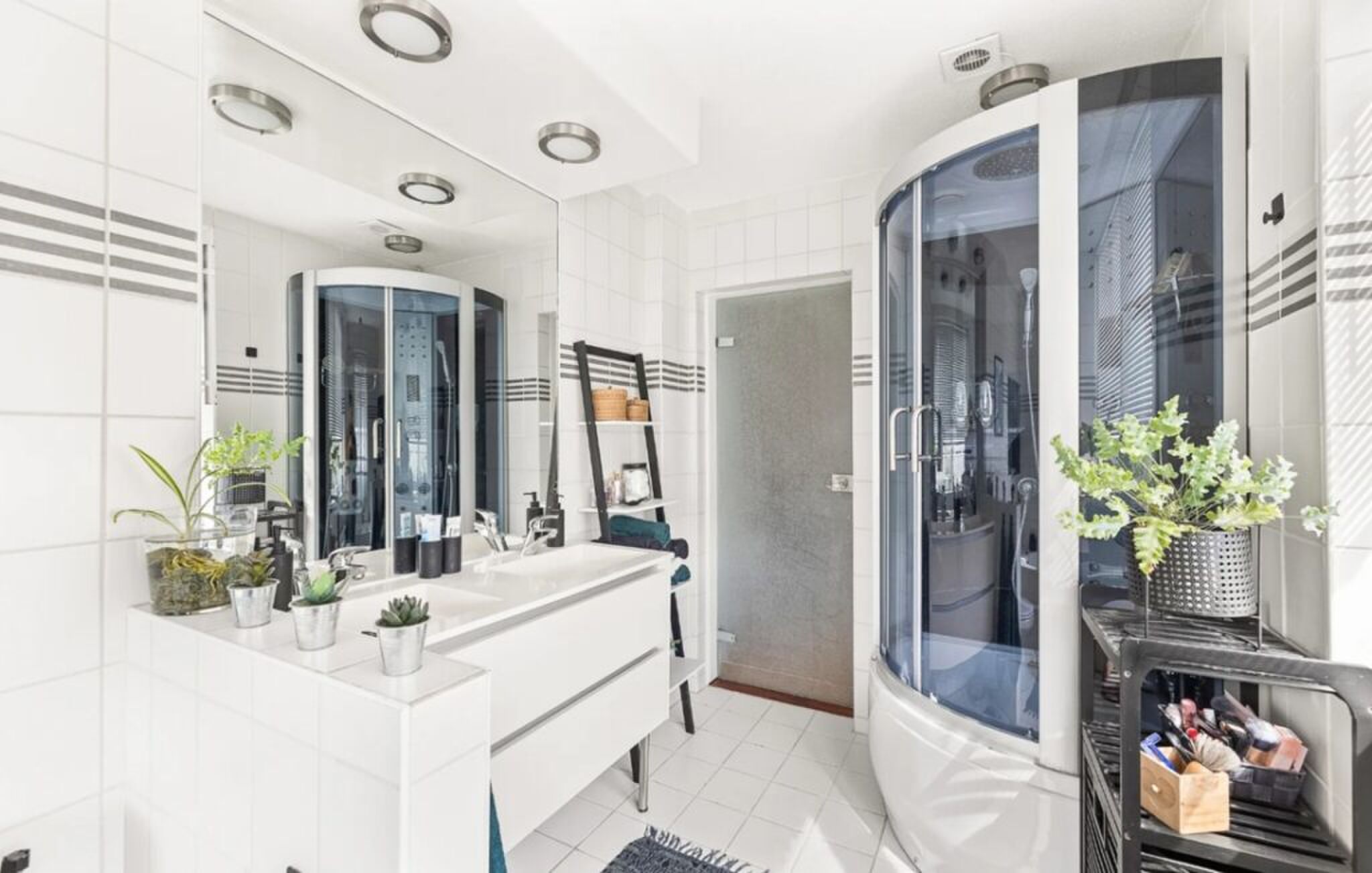 De badkamer met multifunctionele badkamer.