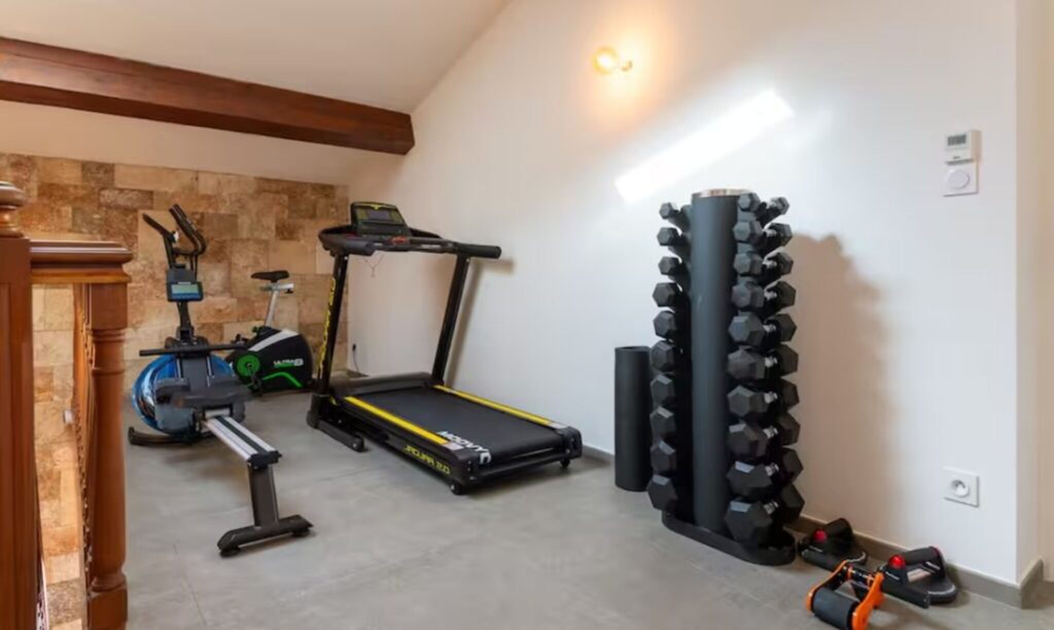 De priv&eacute;gym in de woning.