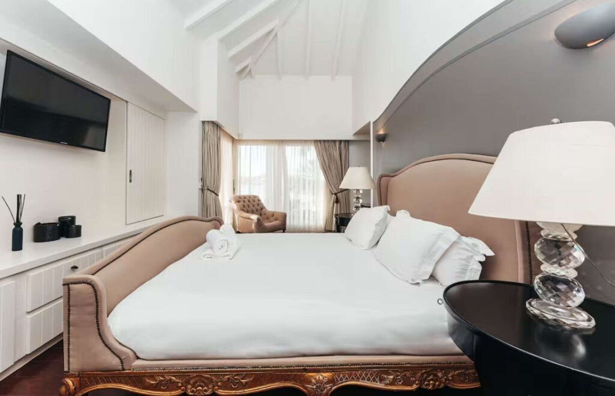 Een van de luxe slaapkamers.