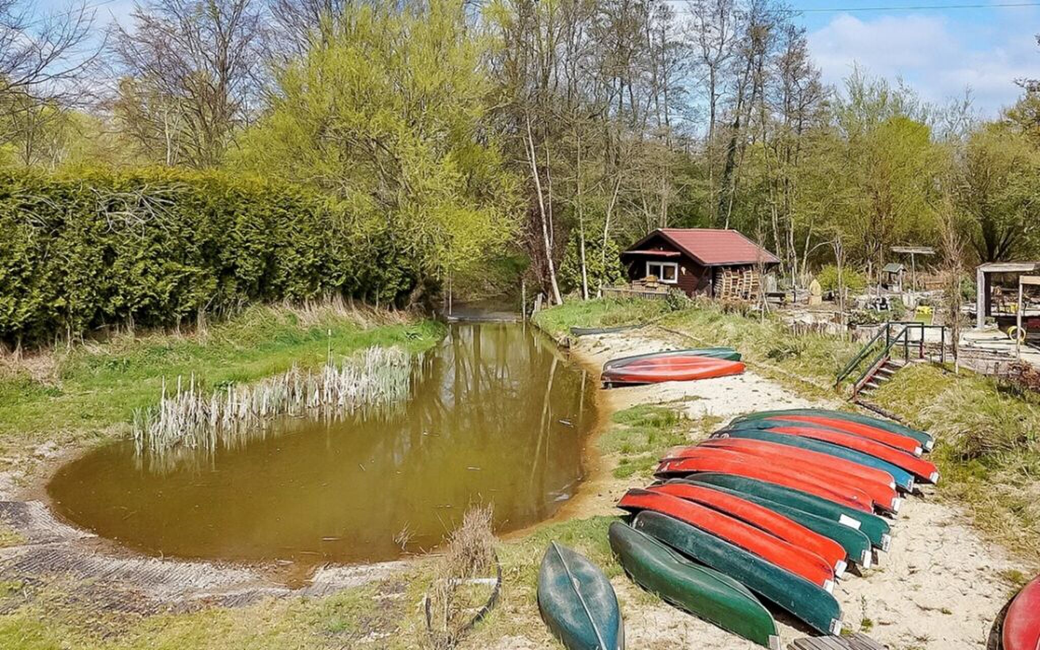 De kanoverhuur bij de rivier.