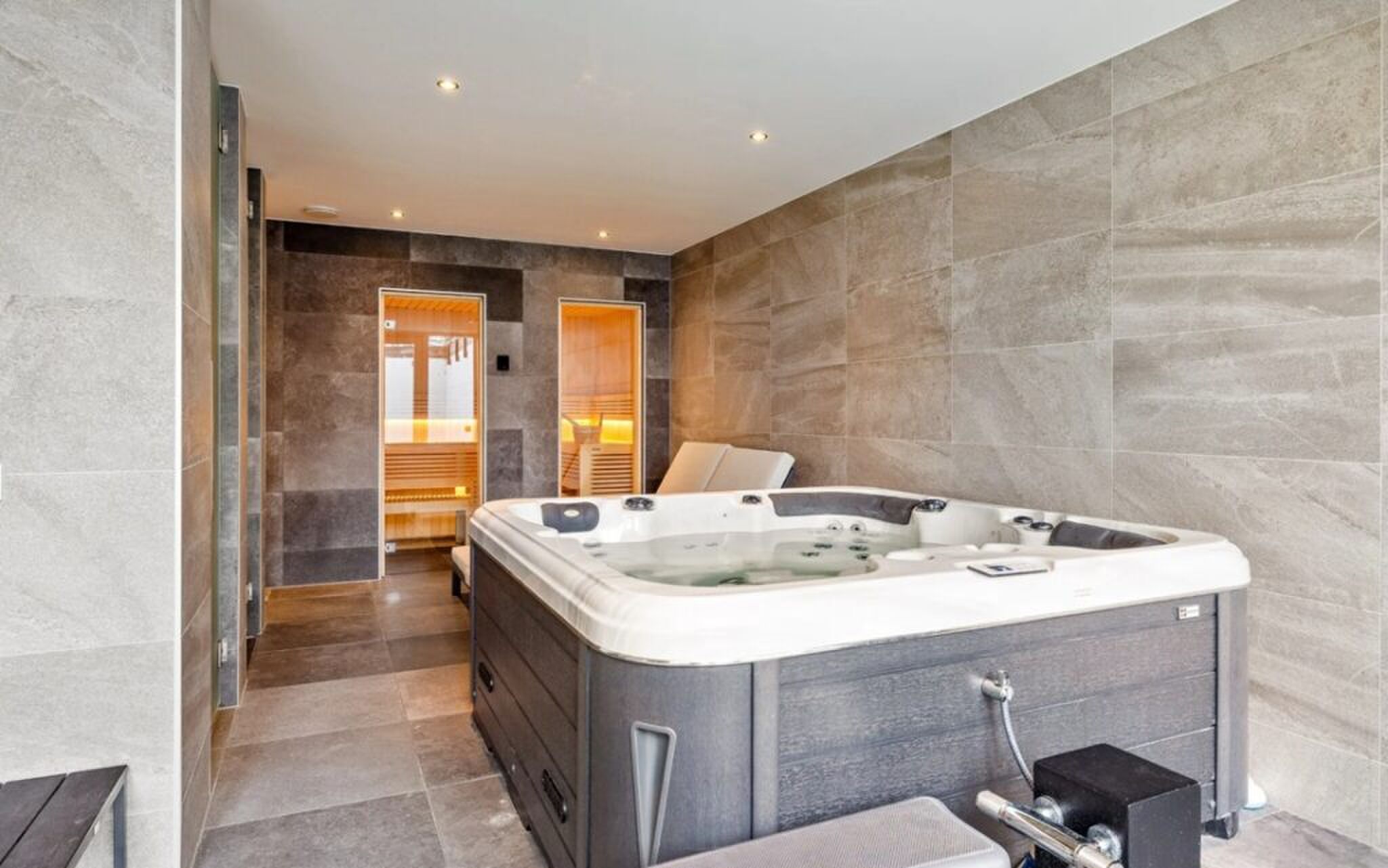 De wellnessruimte met jacuzzi en sauna.