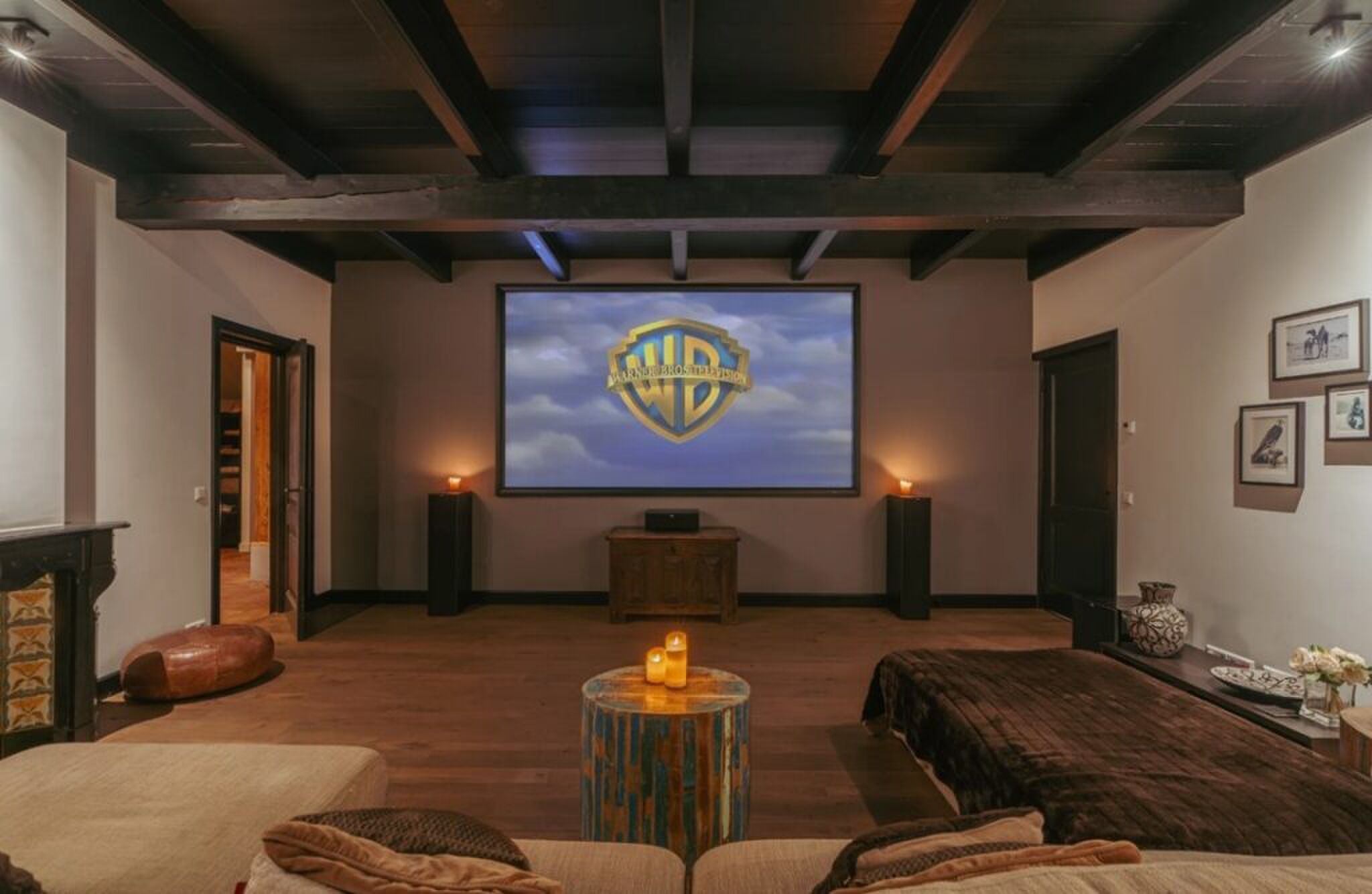 De thuisbioscoop in de woning.