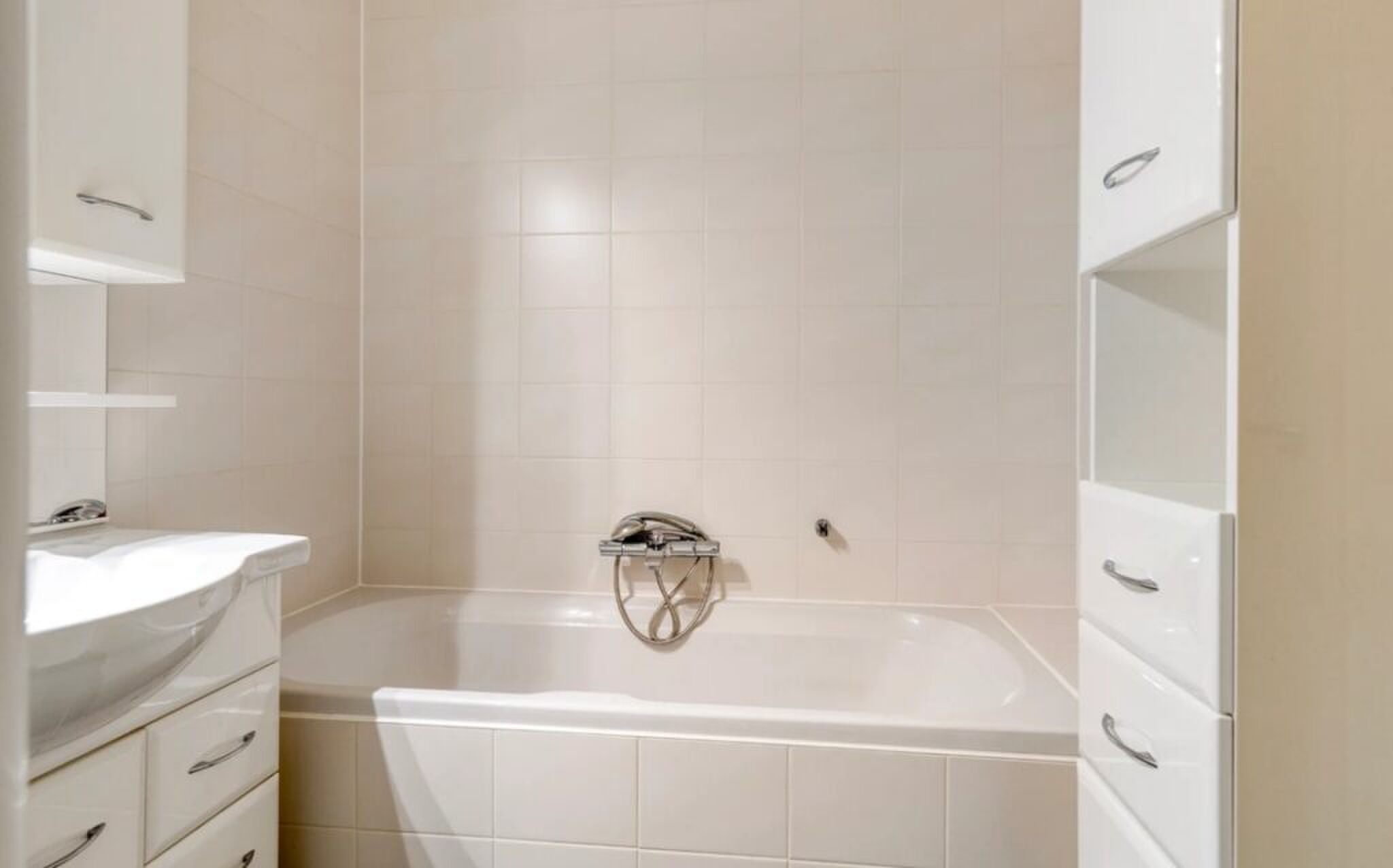 De badkamer met ligbad.