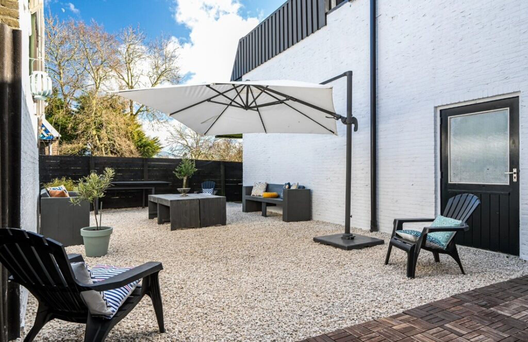 De buitenruimte achter de woning.