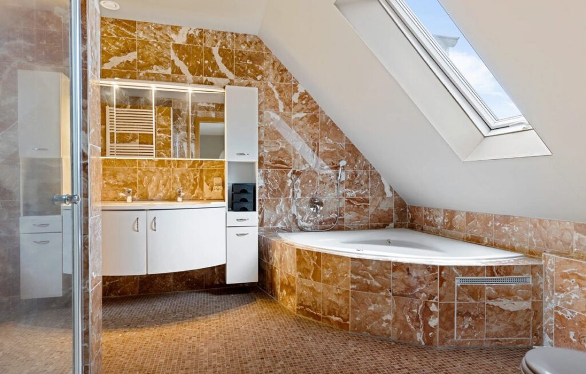 De badkamer met marmeren tegels.