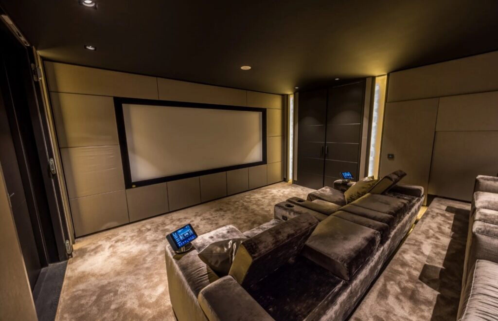 De indrukwekkende thuisbioscoop.