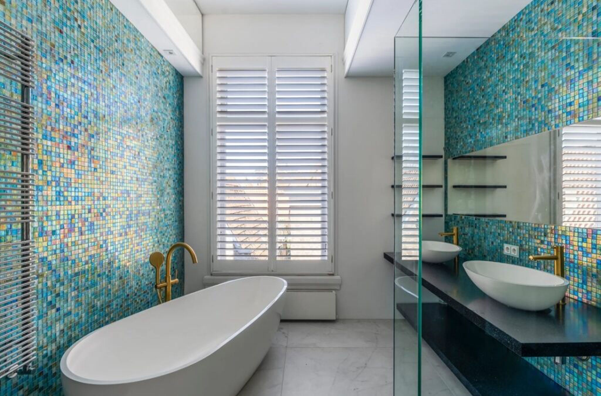 De luxe badkamer met ligbad.