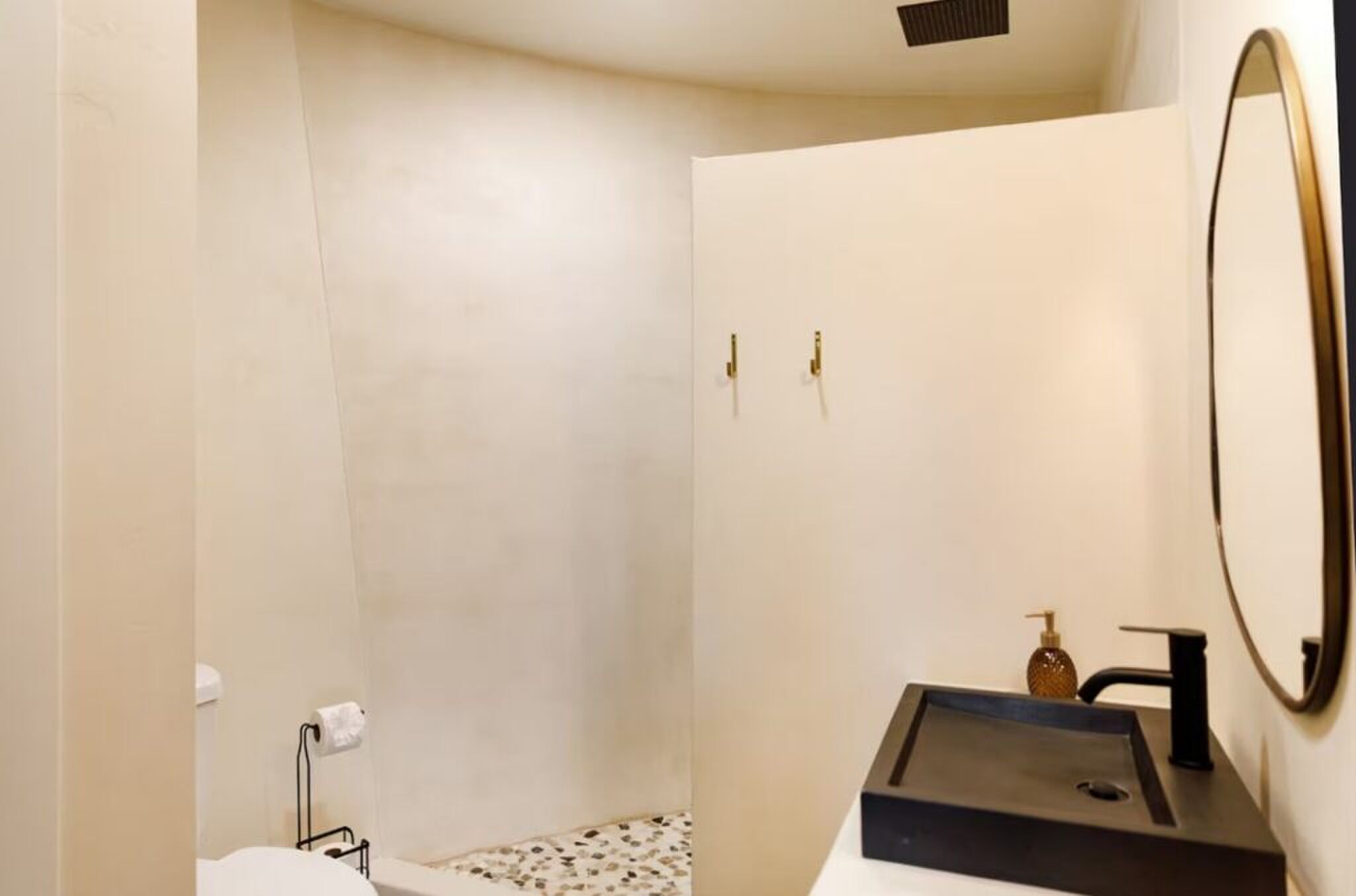 De badkamer met inloopdouche.