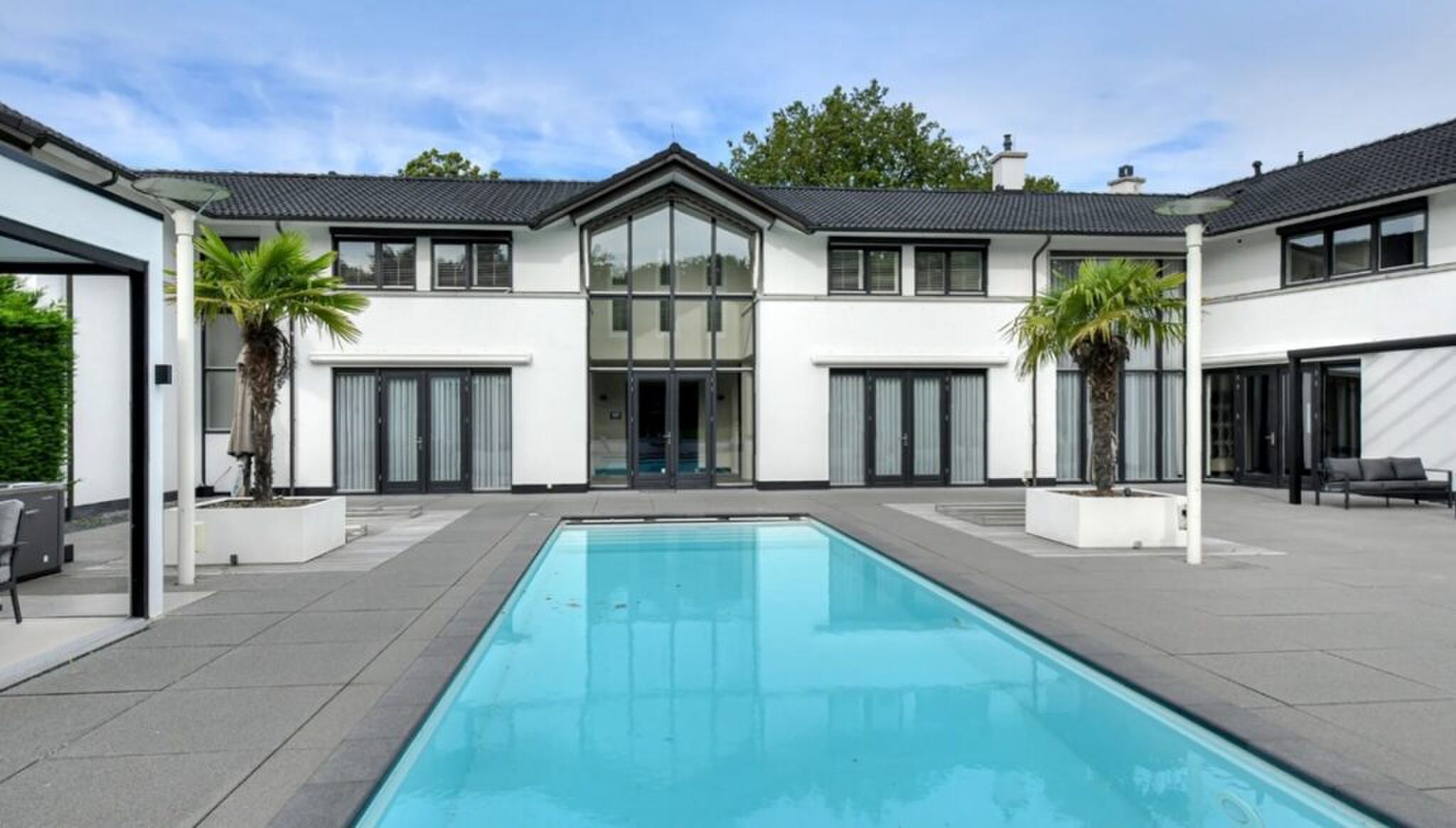 Het zwembad in de achtertuin.