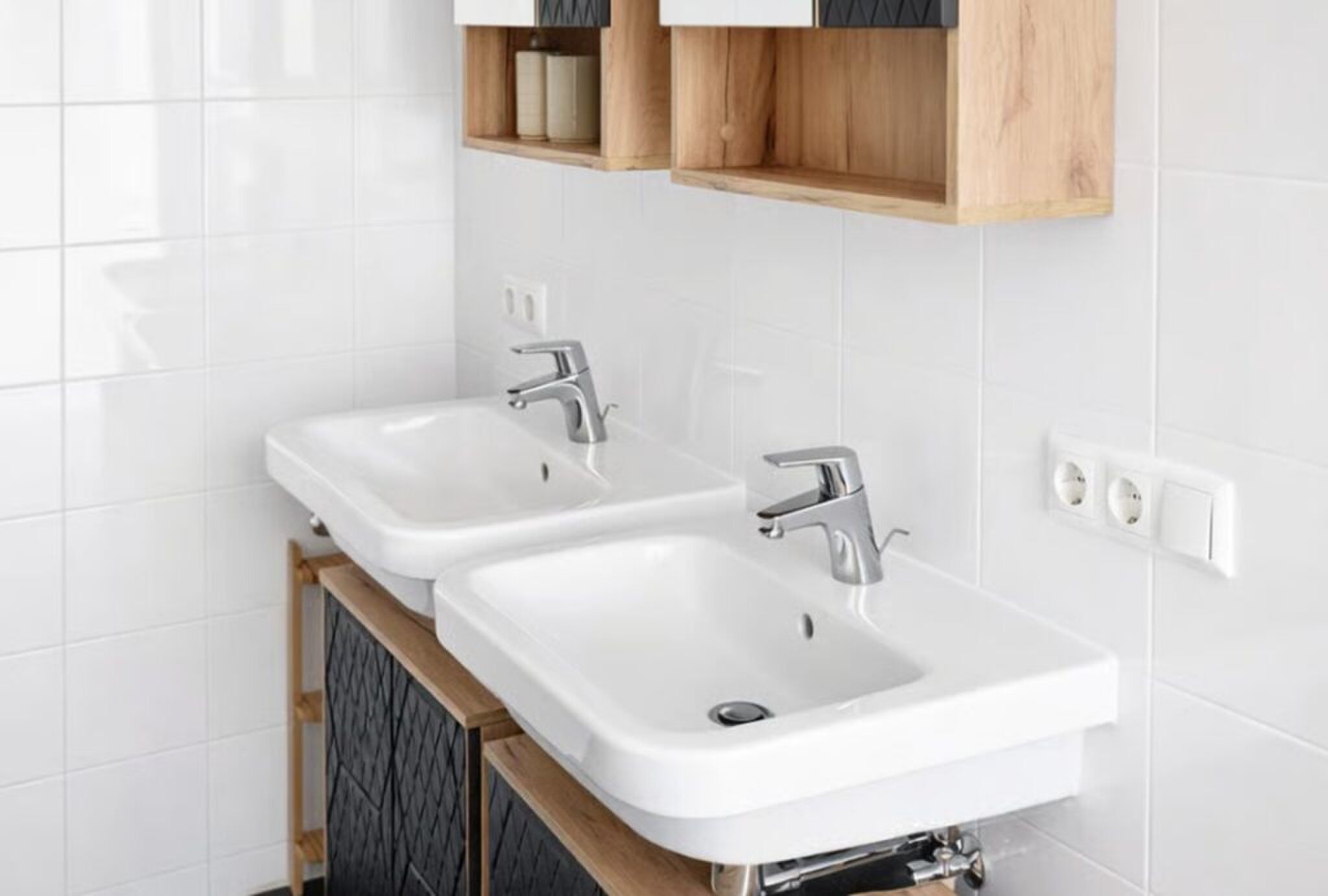 De wastafel in de badkamer.