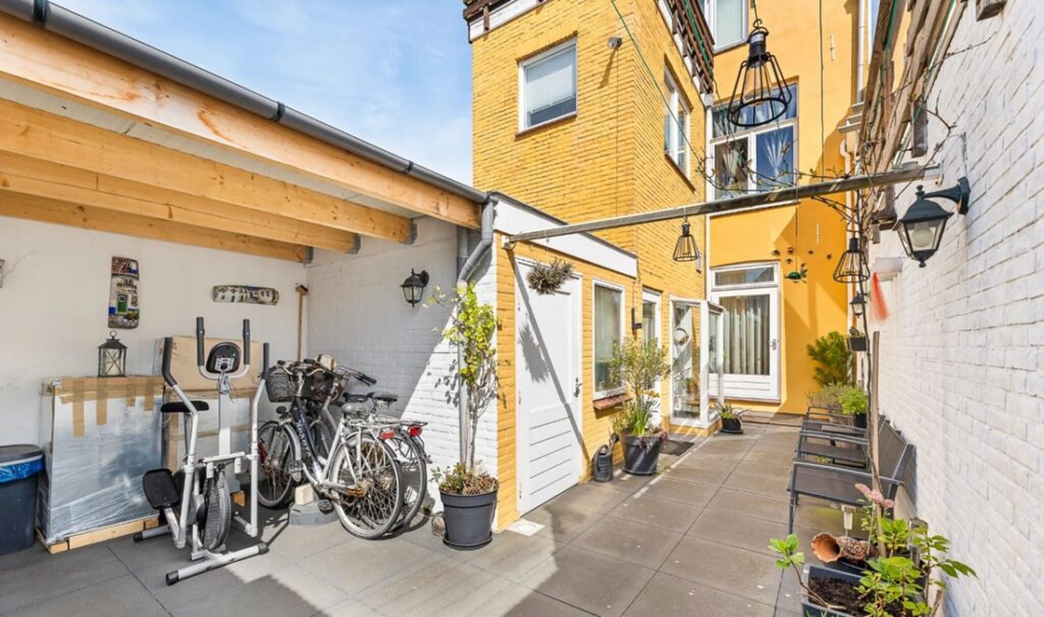 De achtertuin van de woning.