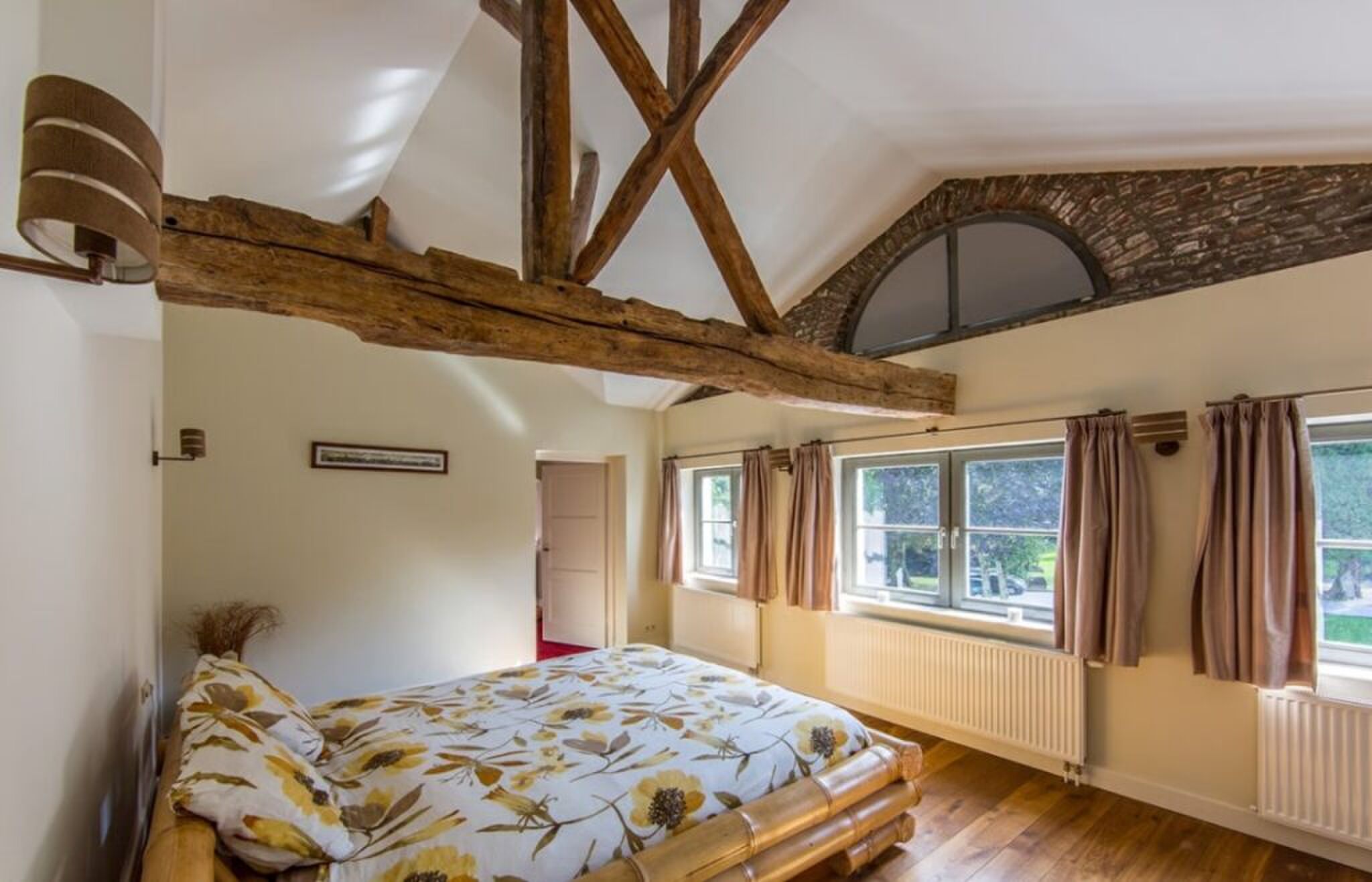 Een van de slaapkamers van de woning.