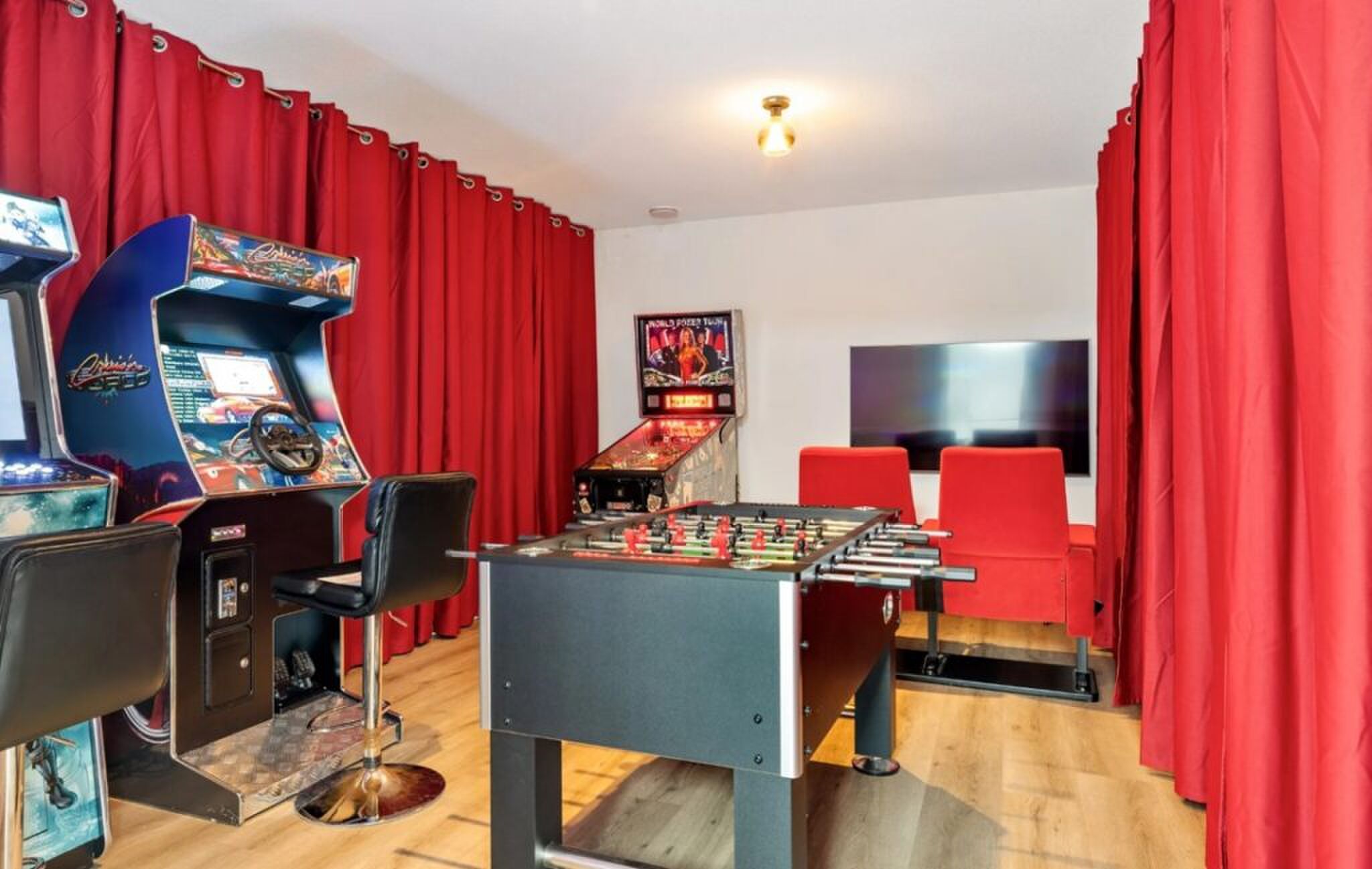 De entertainmentruimte met speelkasten.