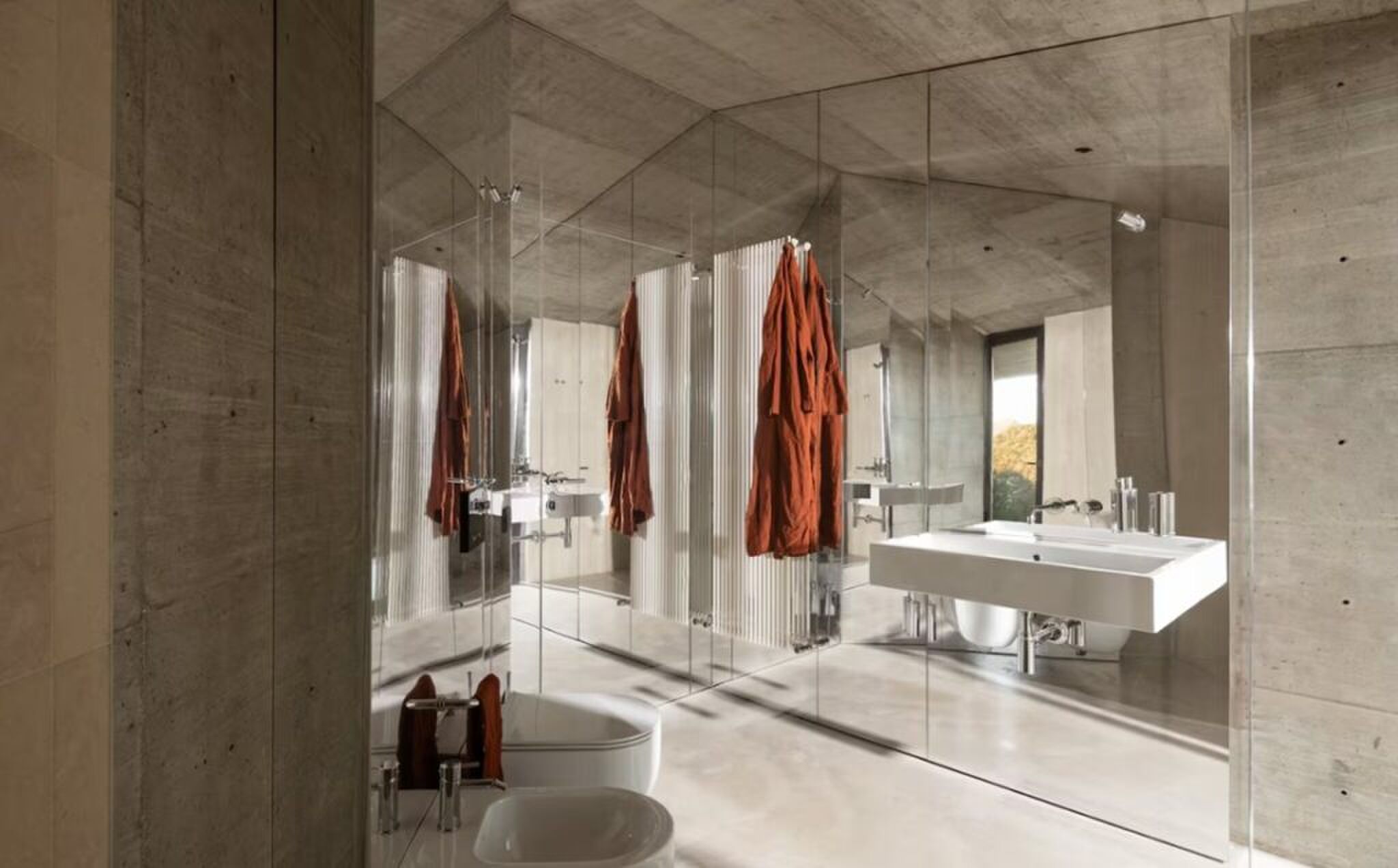 De moderne badkamer van de villa.