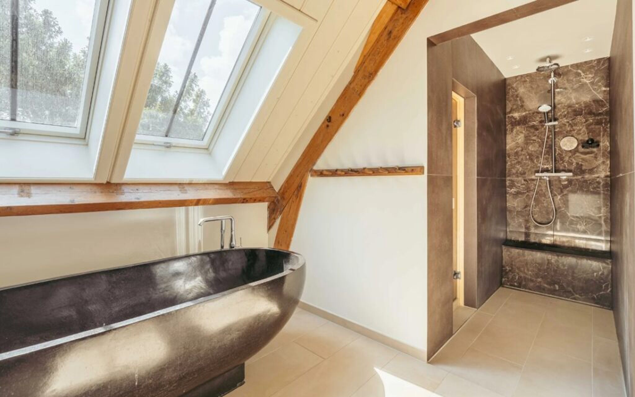 De badkamer met douche en bad.