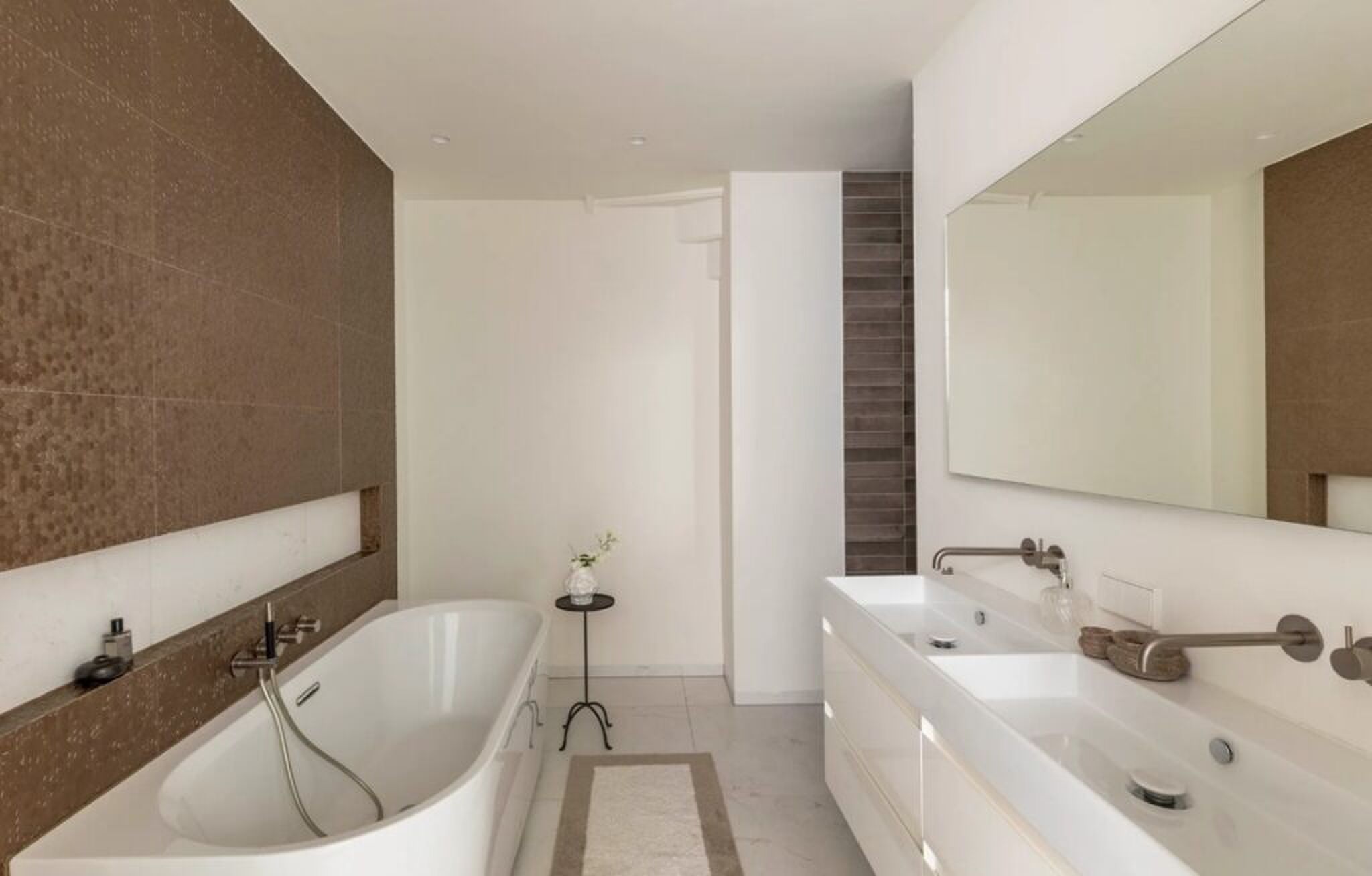 De badkamer met ligbad.