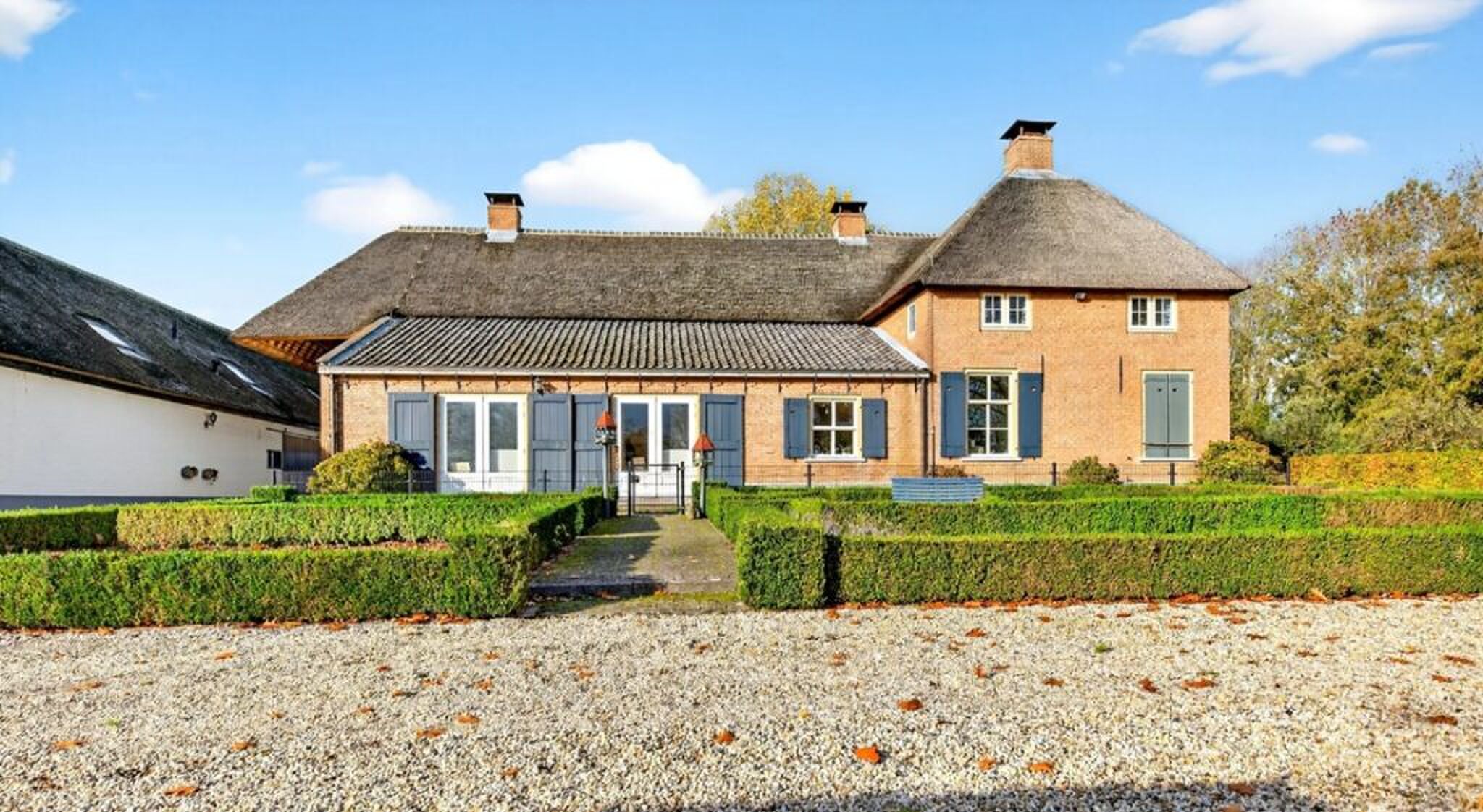 De buitenzijde van de enorme woning.