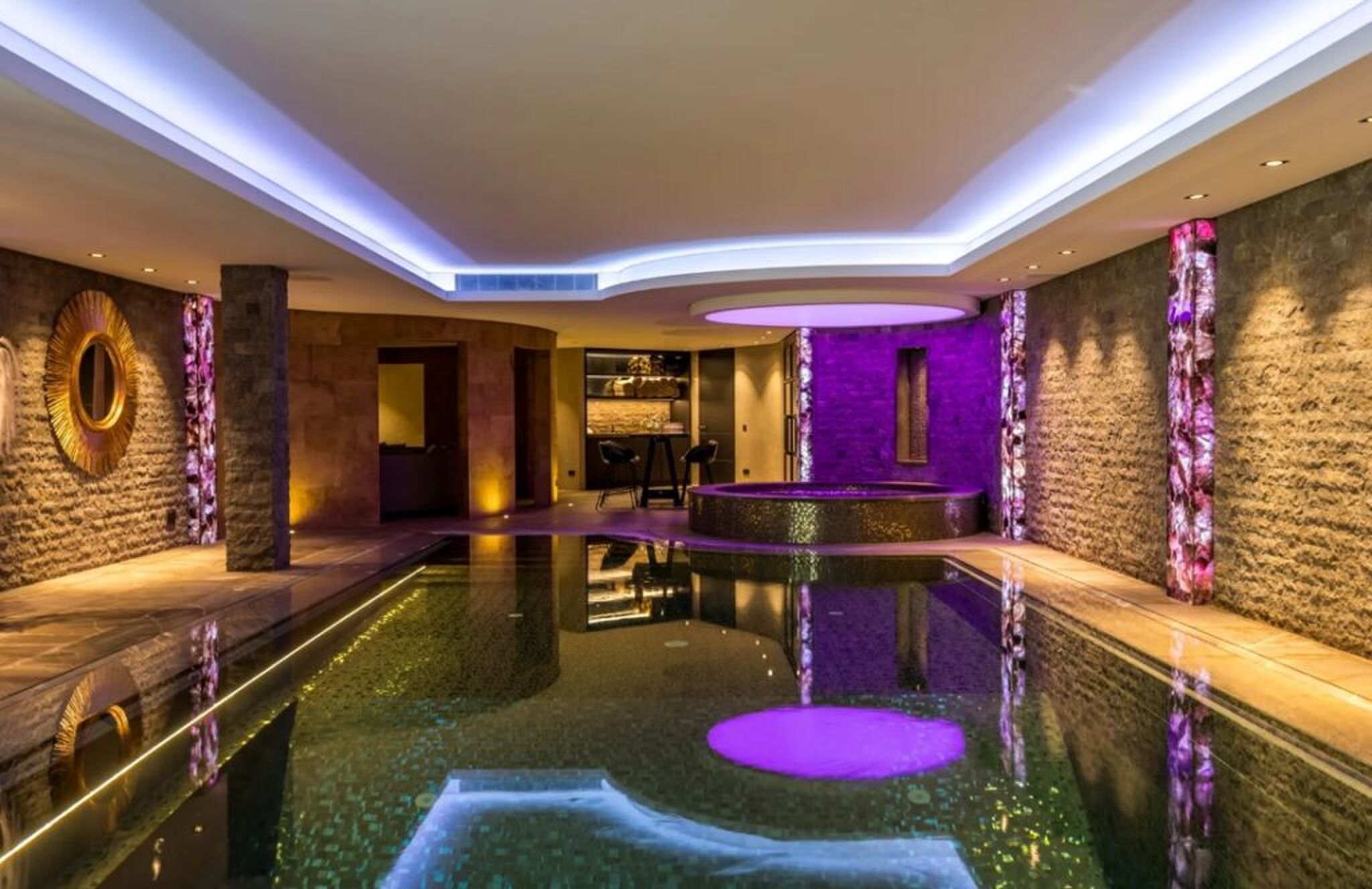 Het enorme binnenzwembad.