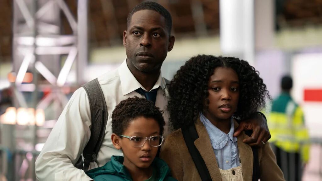 Een man die met zijn kinderen staat. 