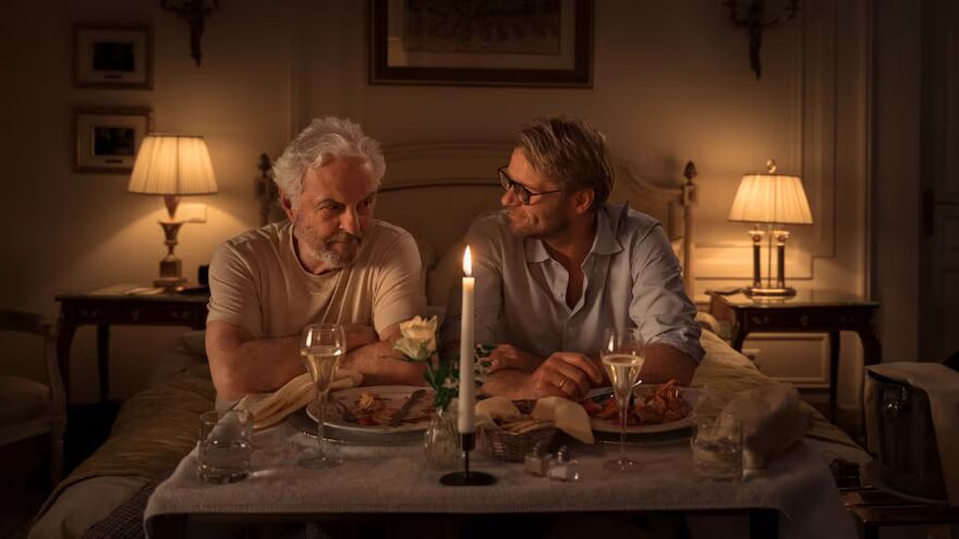 Twee mannen die samen aan het dineren zijn.