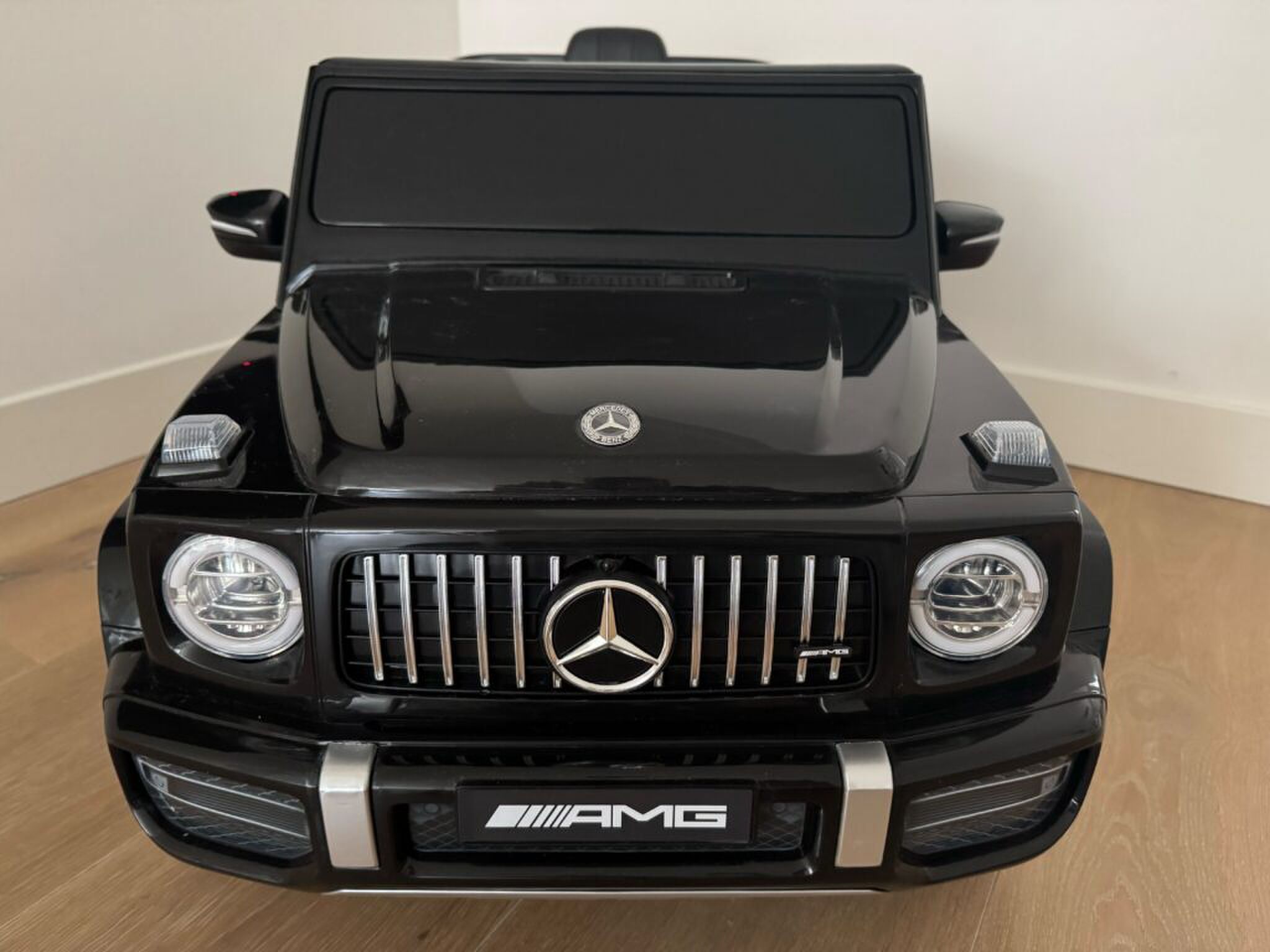 De voorkant van de Mercedes kinderwagen van Action