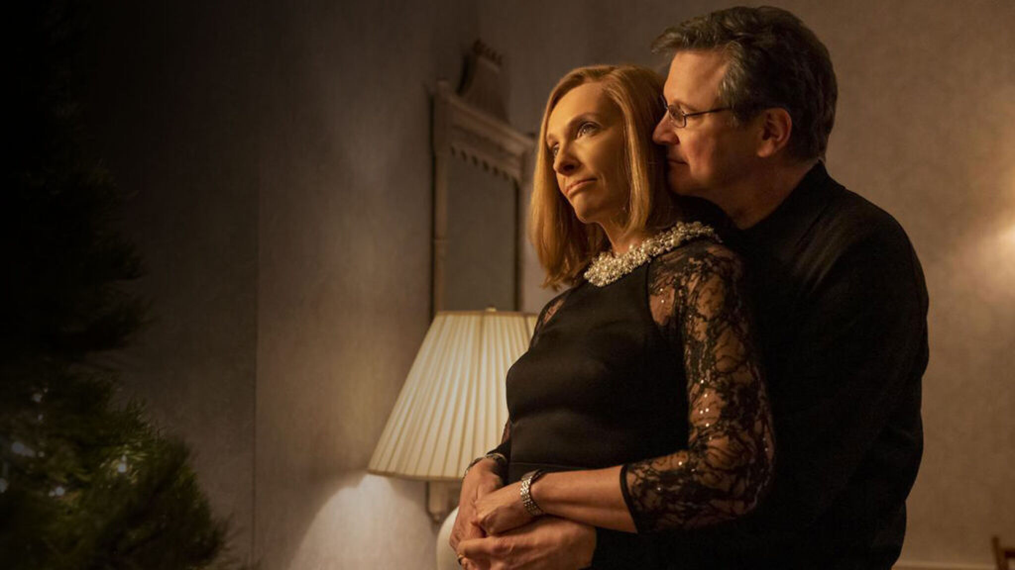 Stilbeeld uit "The Staircase" (2022) met Colin Firth en Toni Colette