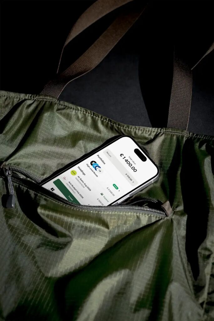 Een telefoon in een tas