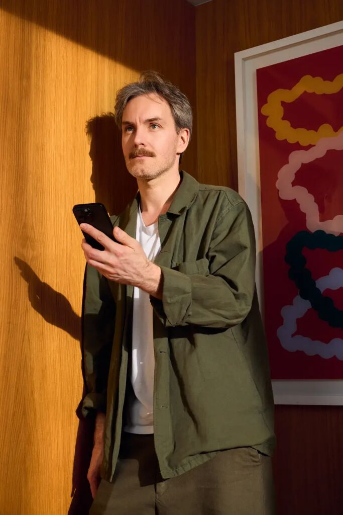 Een man met een telefoon in zijn handen