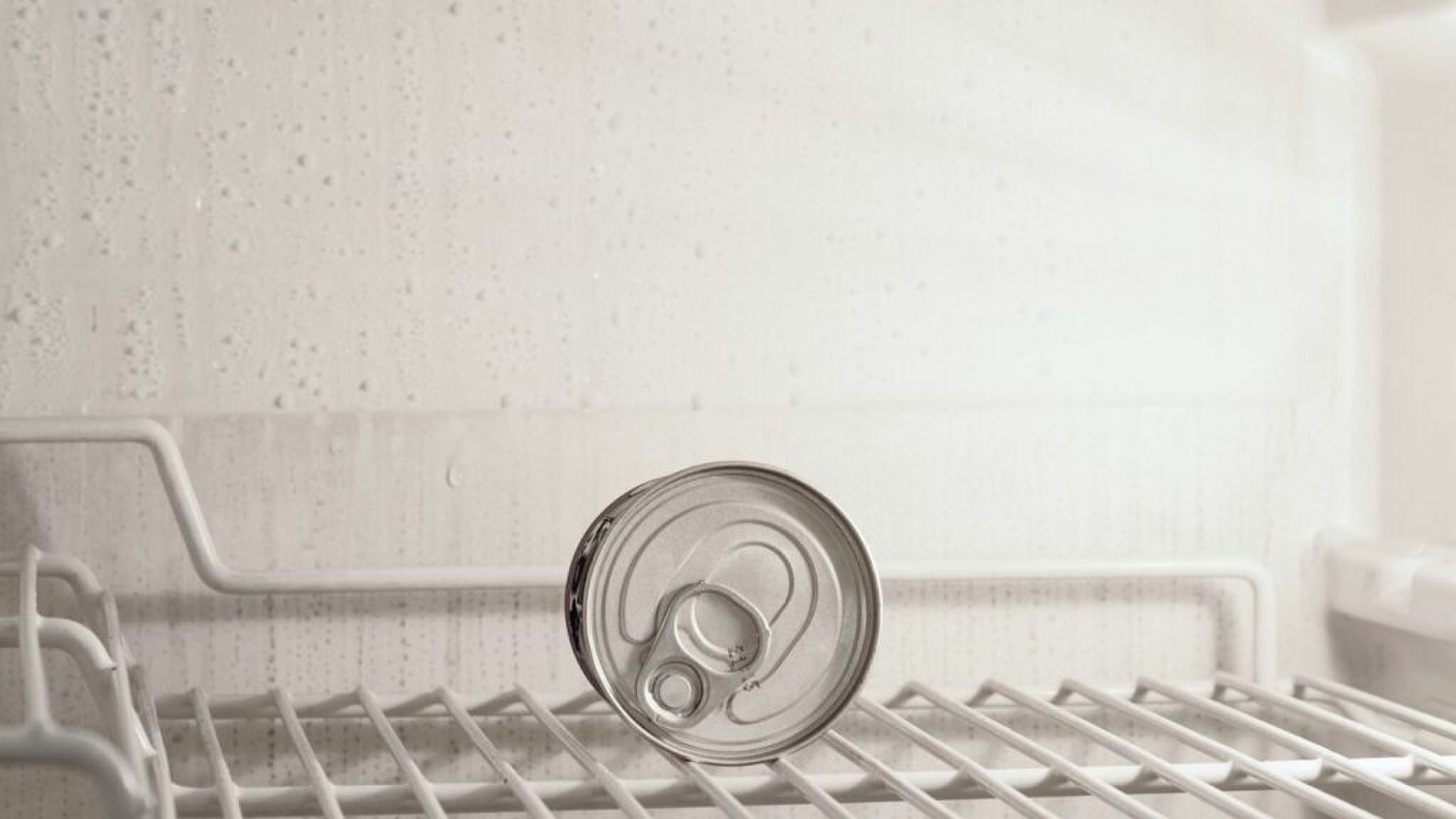 Een blik in een koelkast met veel vocht aan de binnenkant. 