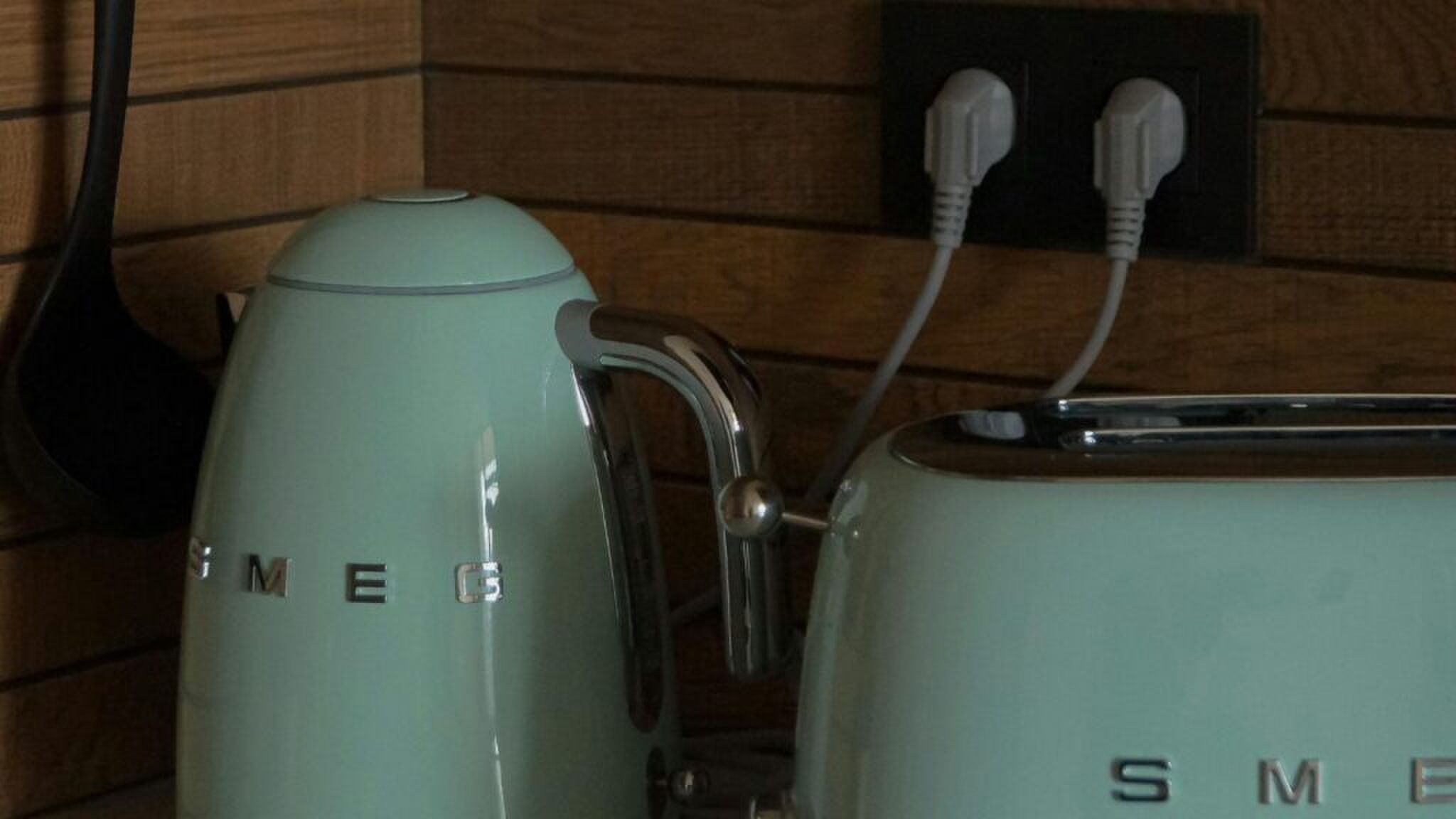 Een broodrooster en waterkoker in het stopcontact.